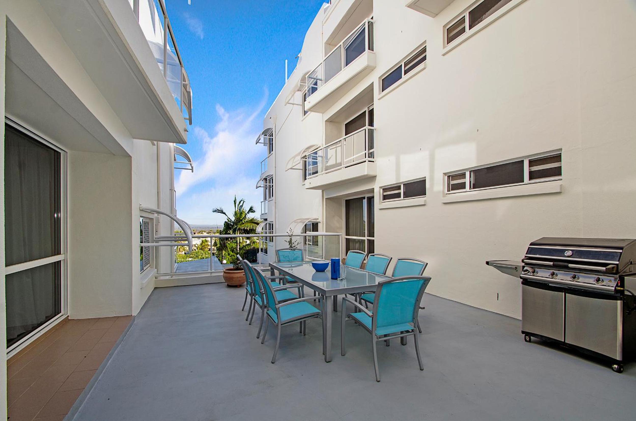 Two-Bedroom Apartment with Balcony and View photo 2