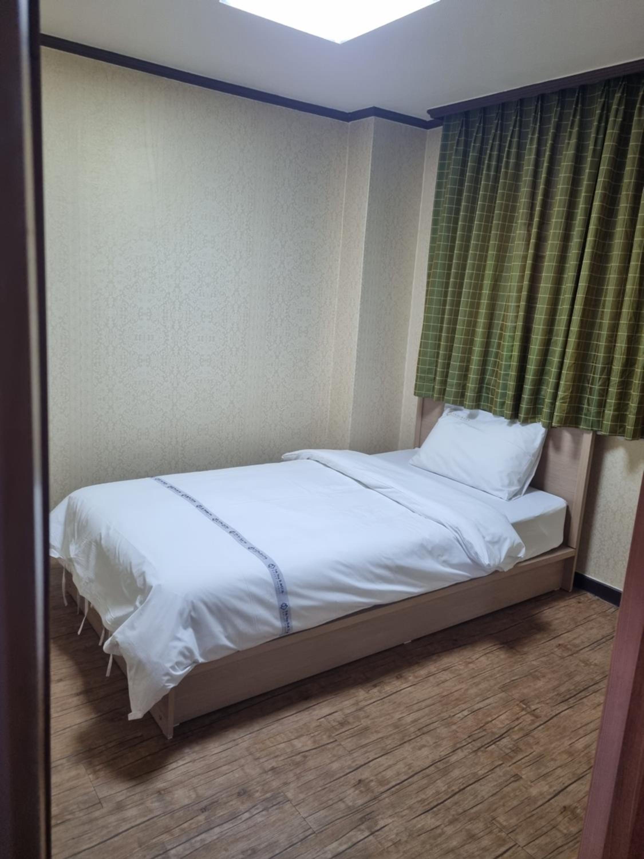 1st Floor, 25py With Seaview - Cooking Not Allowed