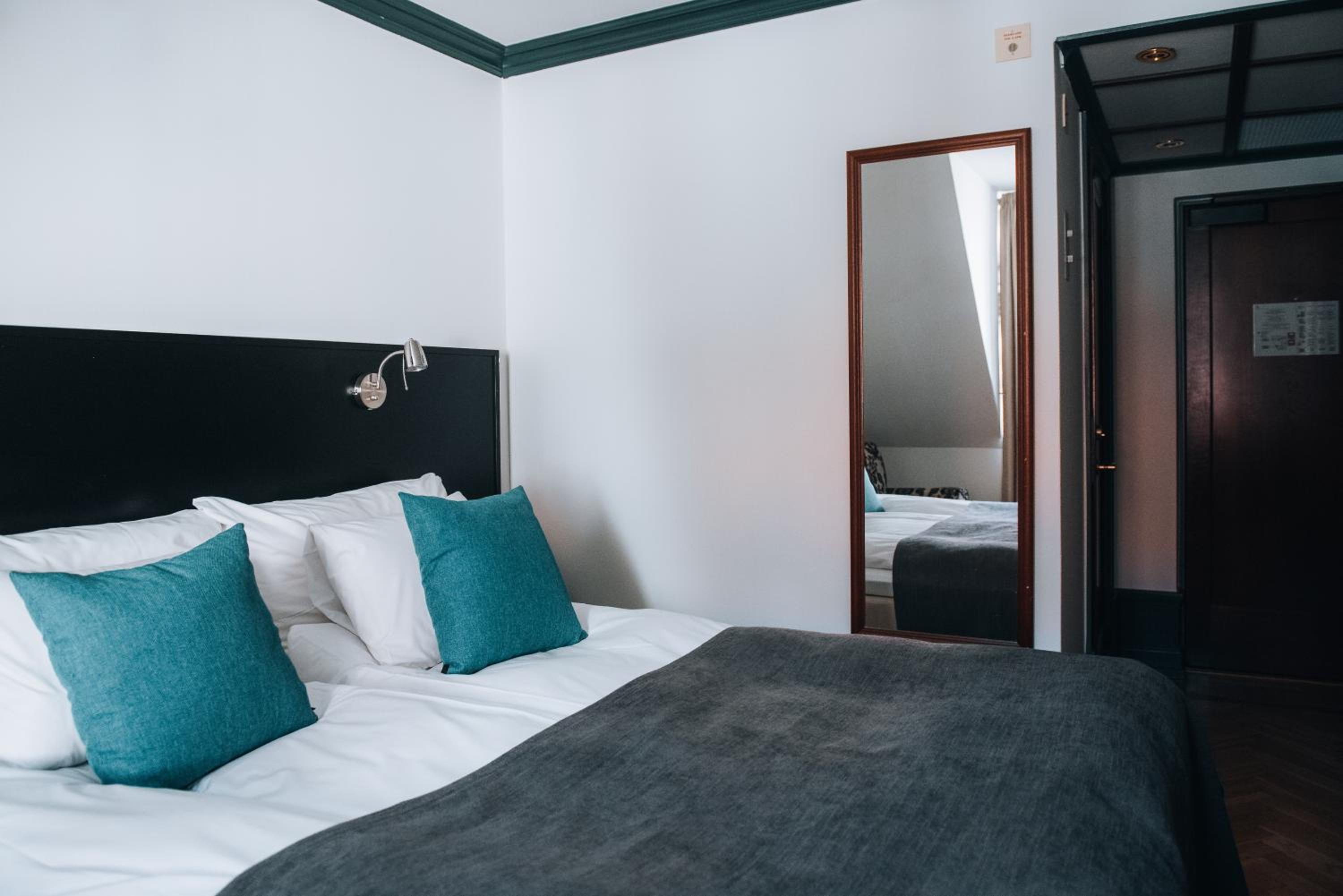 Standard Twin Room - Photo 2