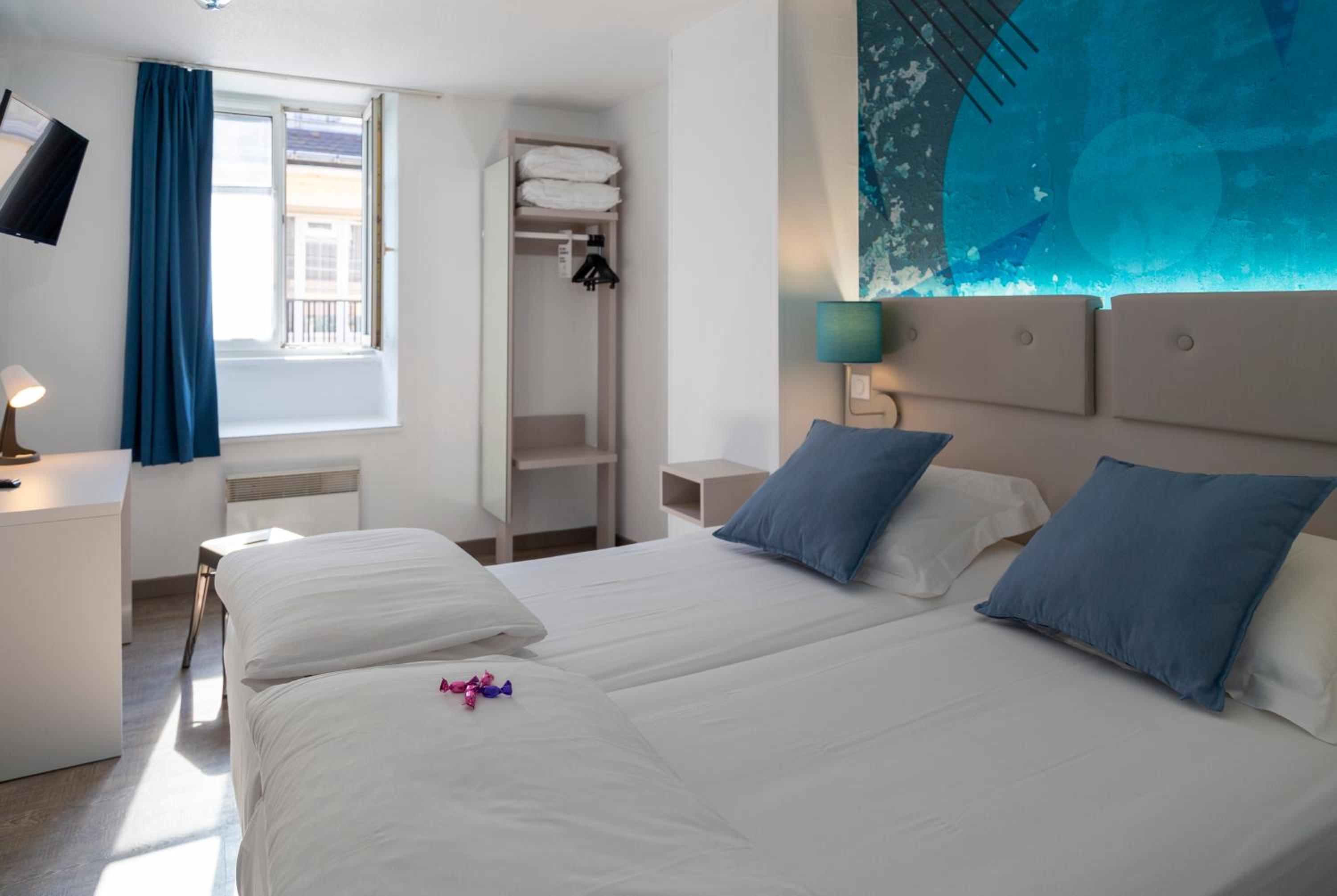 Standard Twin Room - Photo 8