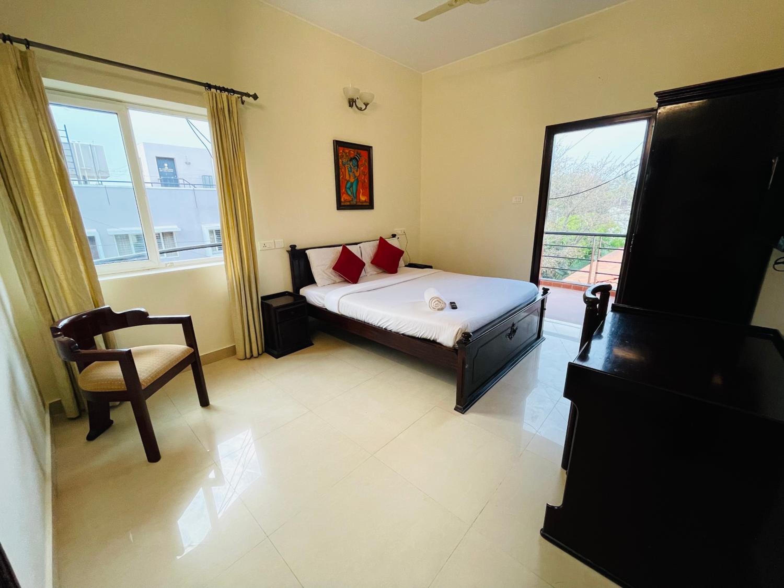 Queen Room with Balcony - Photo 4