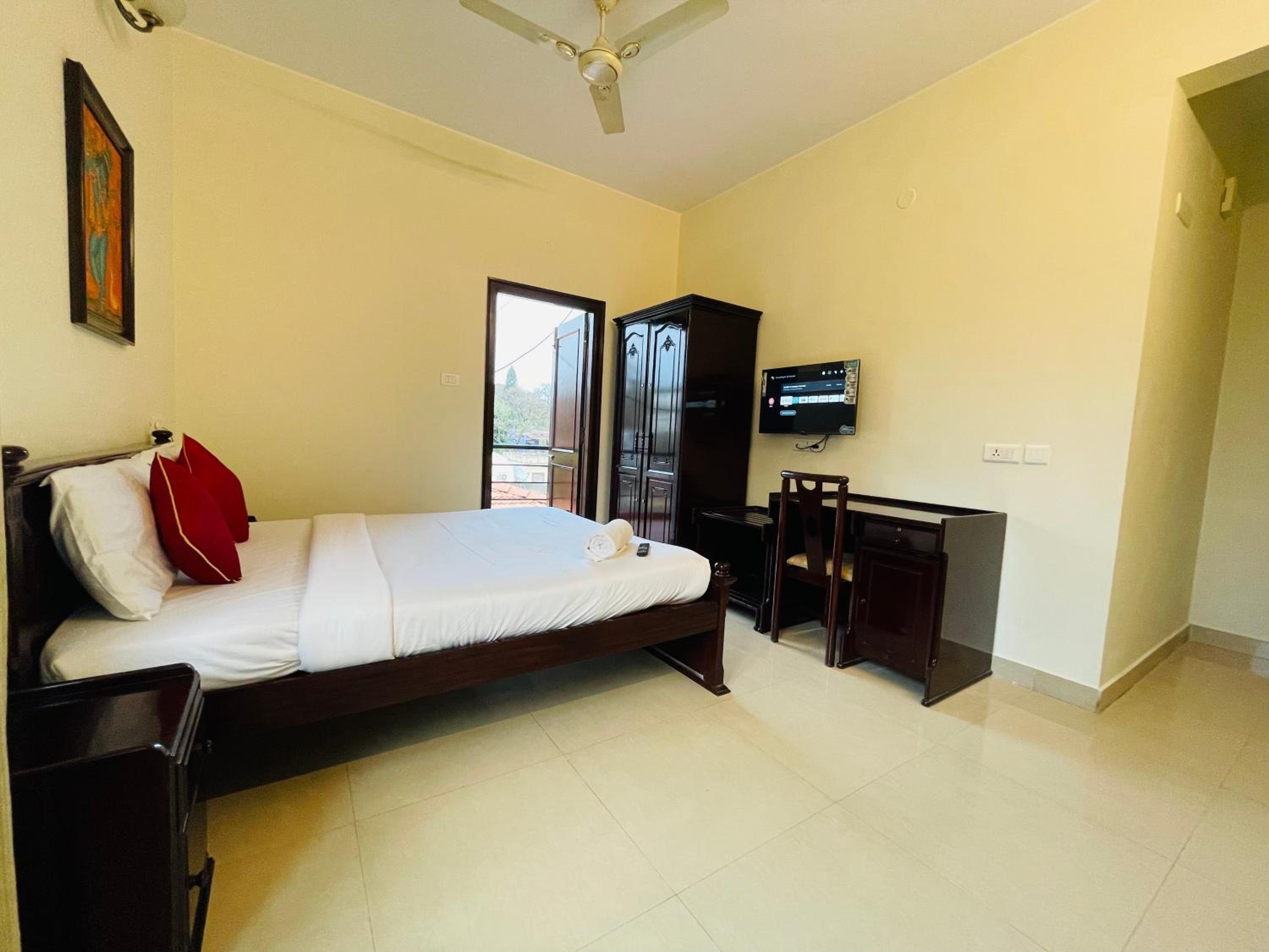 Queen Room with Balcony - Photo 2