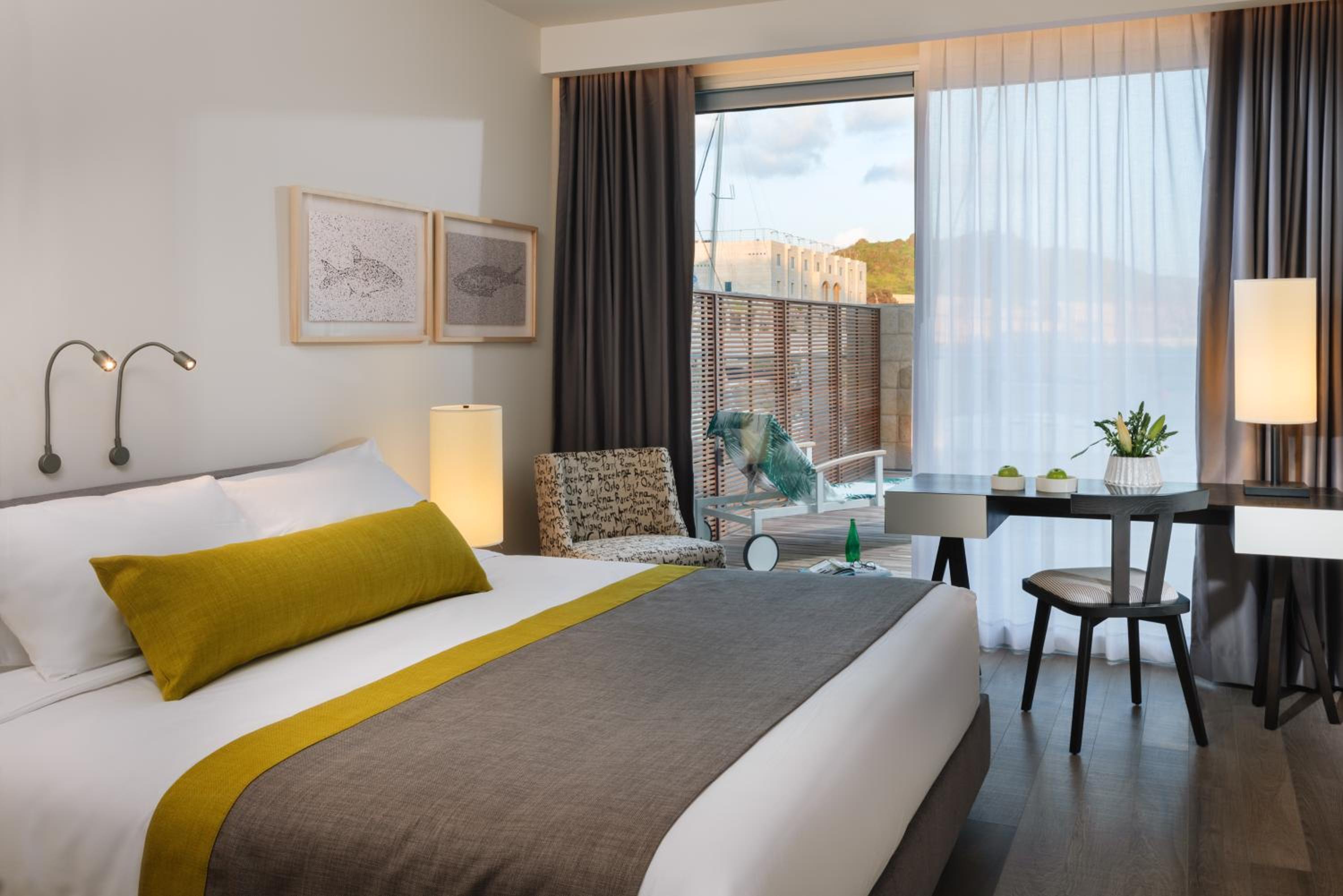 Executive Suite with Pool View and Balcony