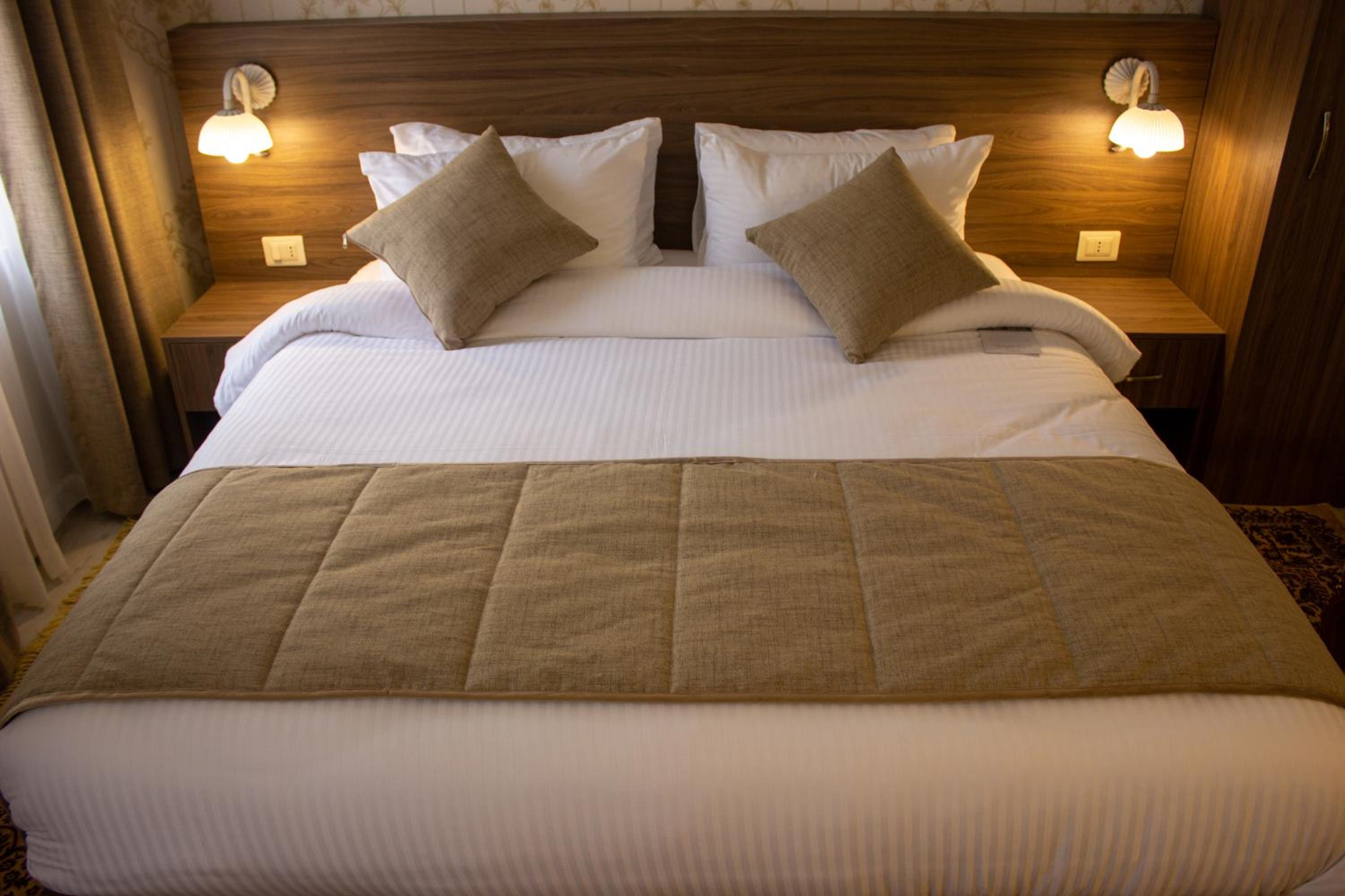 Deluxe Double Room - Photo 13