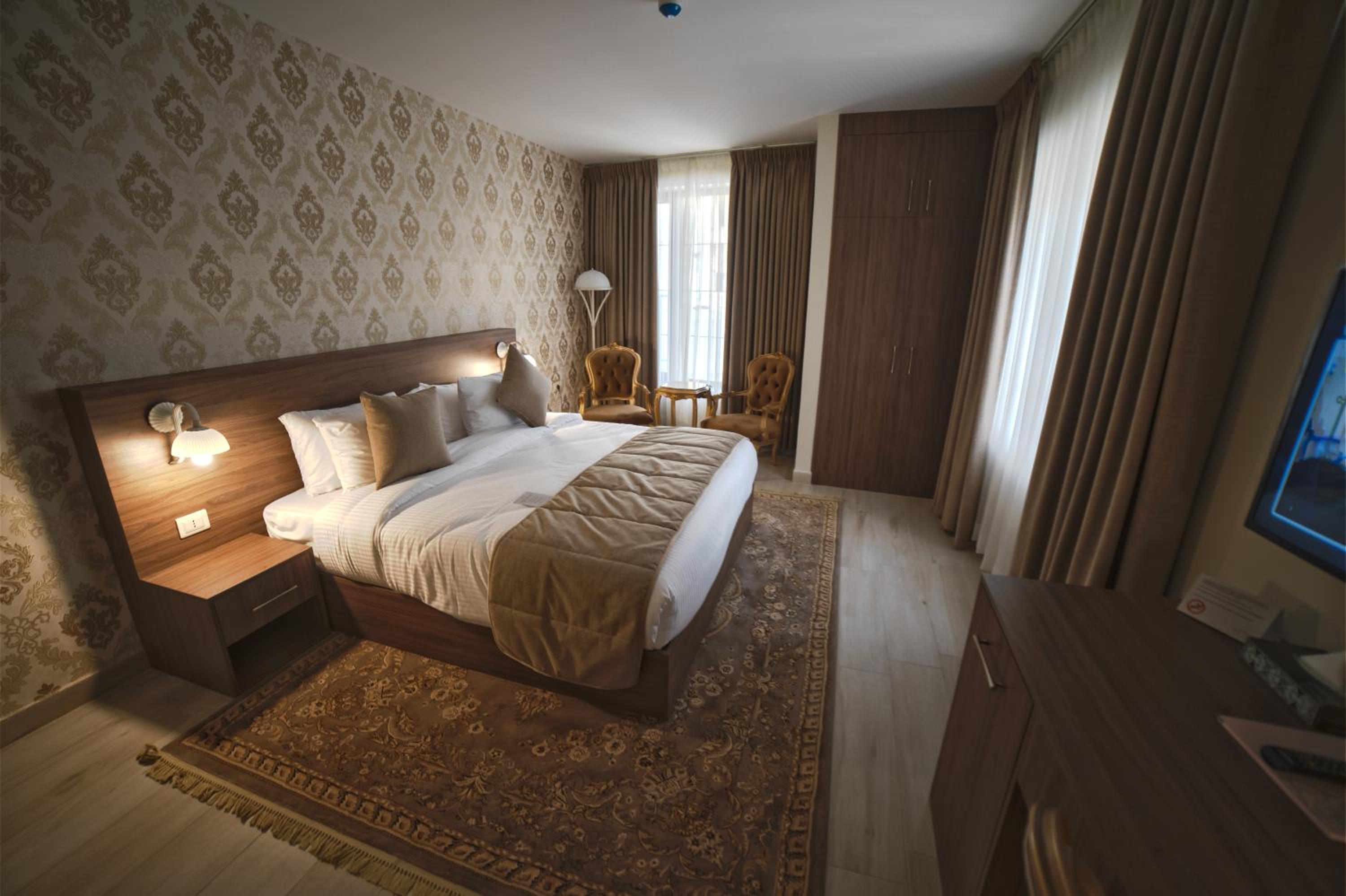Deluxe Double Room - Photo 9