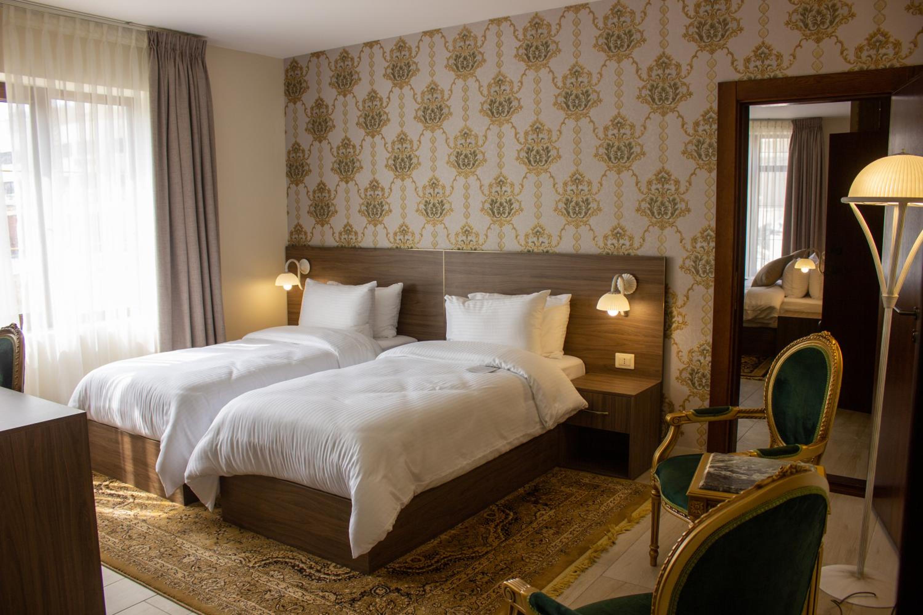 Standard Twin Room - Photo 4