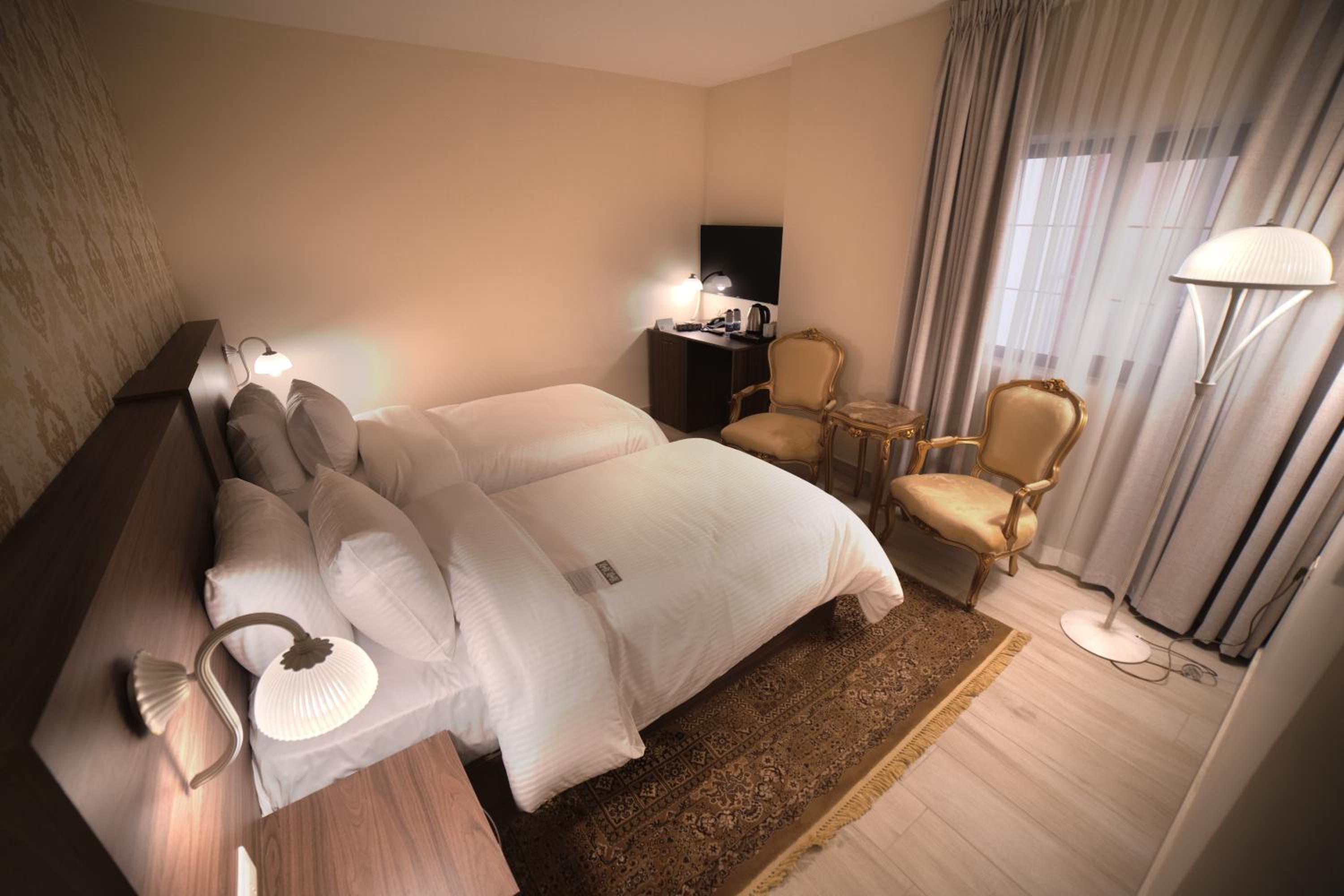 Standard Twin Room - Photo 6