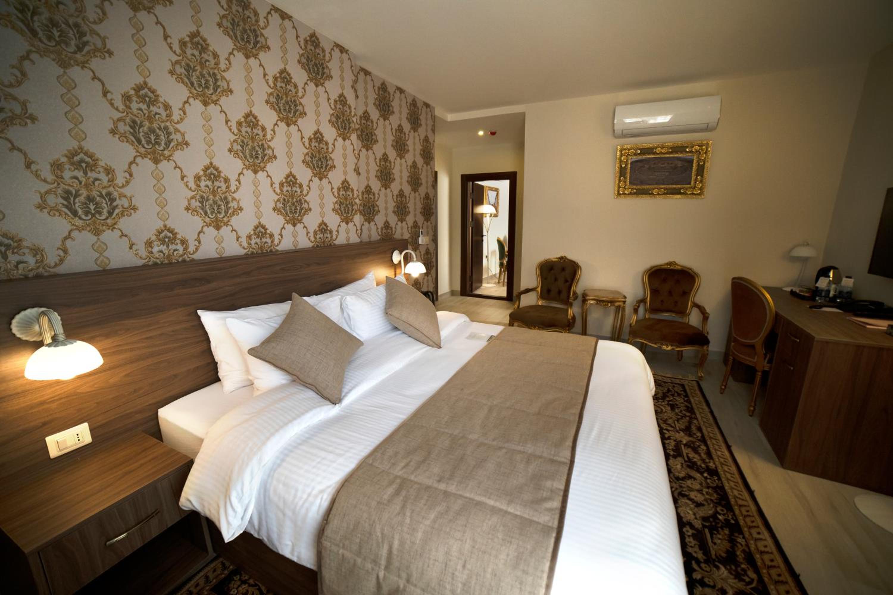 Deluxe Double Room - Photo 14
