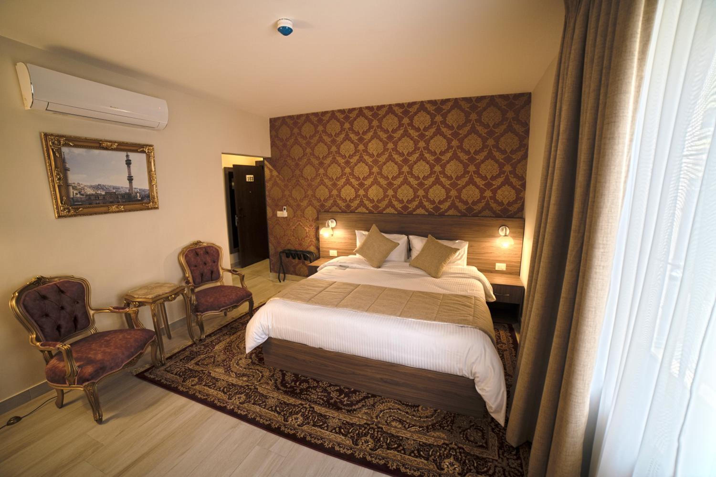Deluxe Double Room - Photo 8