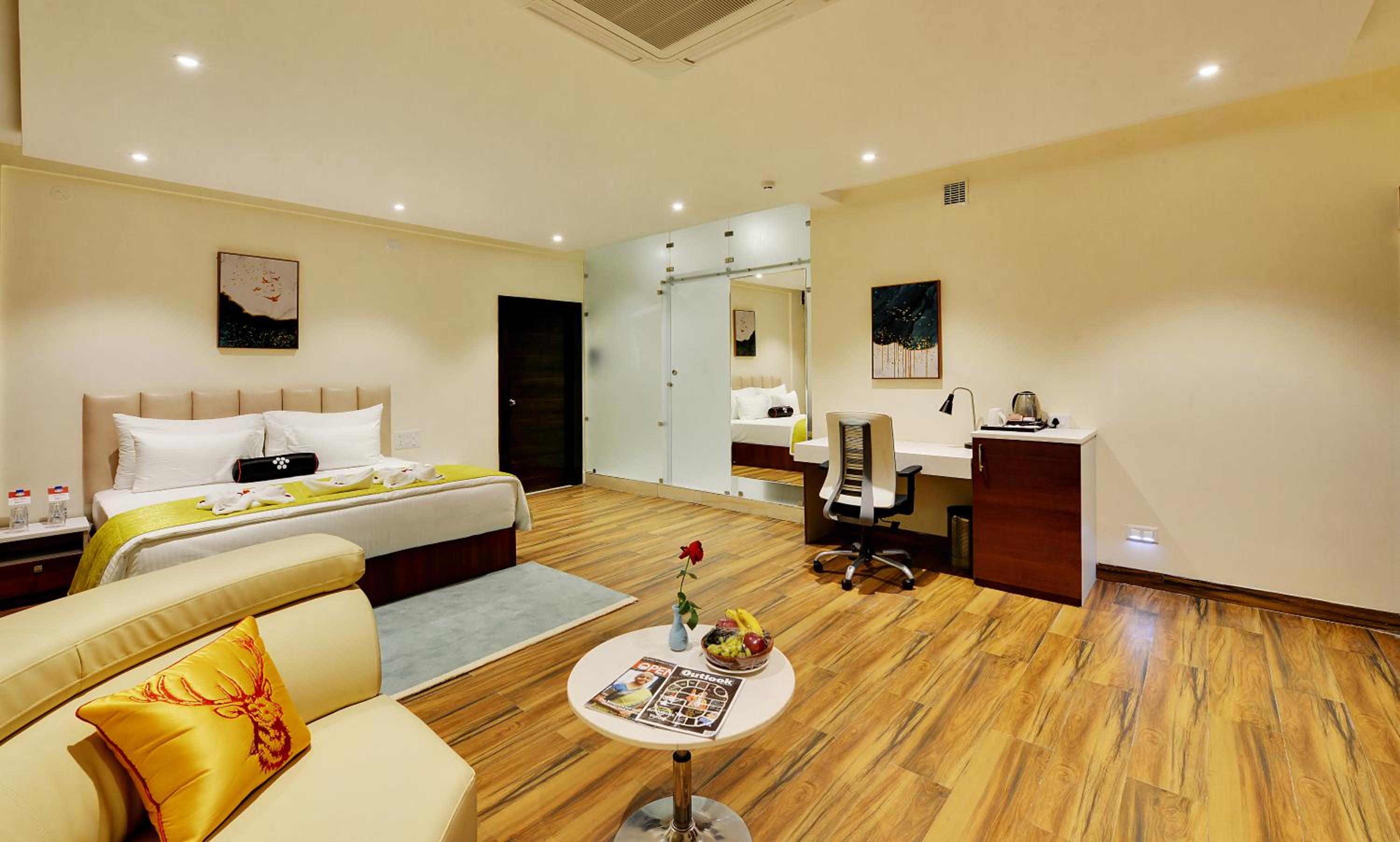Suite - Photo 11