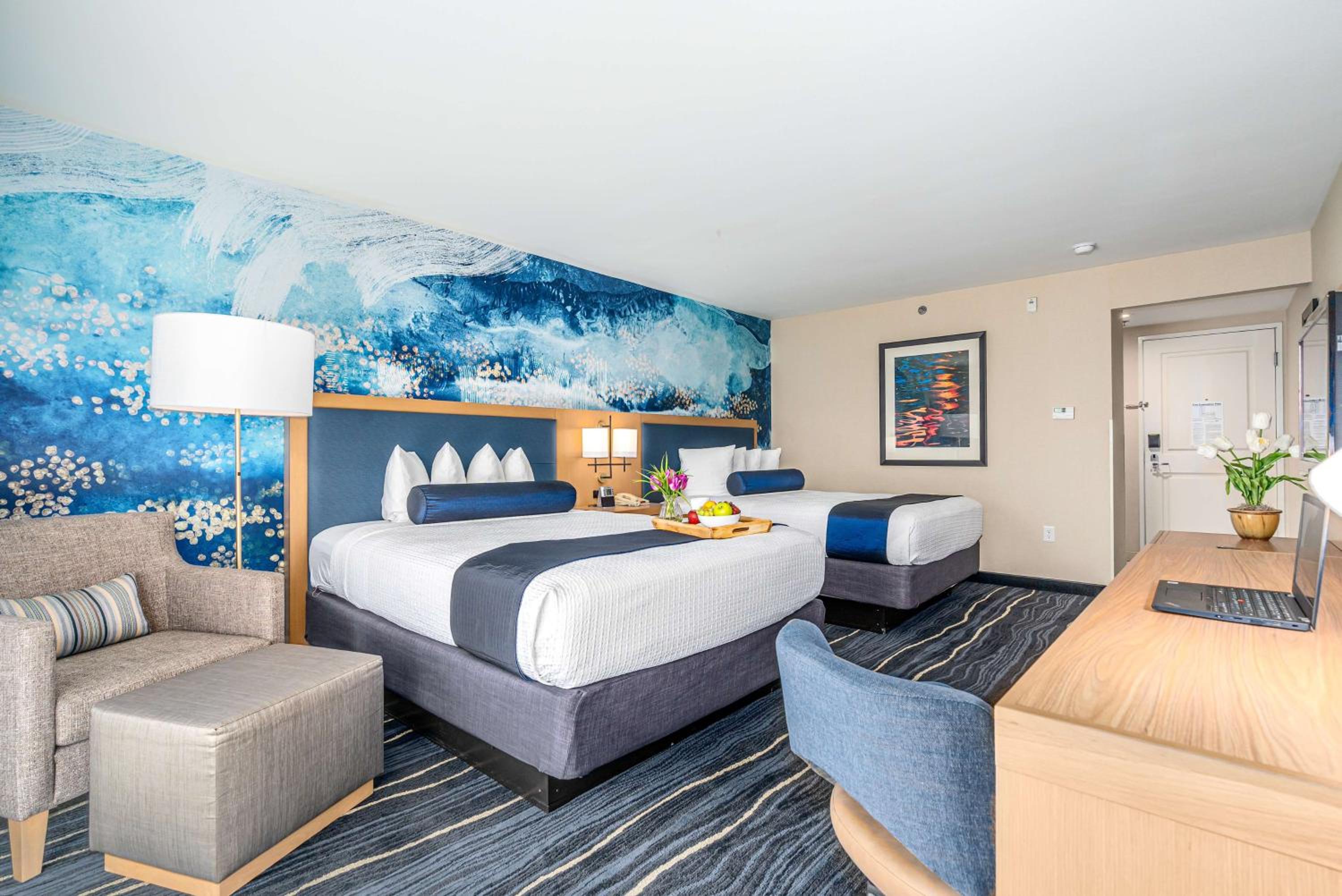 Queen Room with Two Queen Beds and Balcony - Non-Smoking - Photo 7