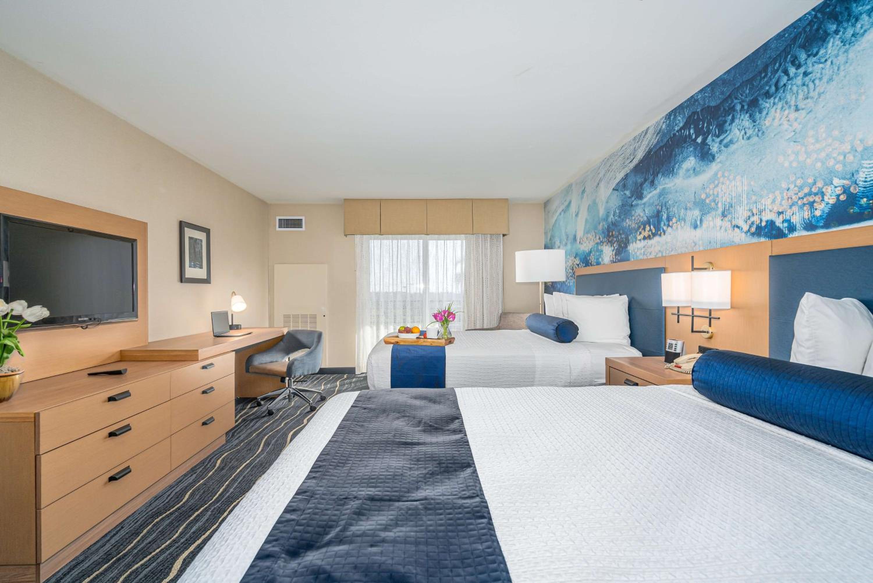 Queen Room with Two Queen Beds and Balcony - Non-Smoking - Photo 6