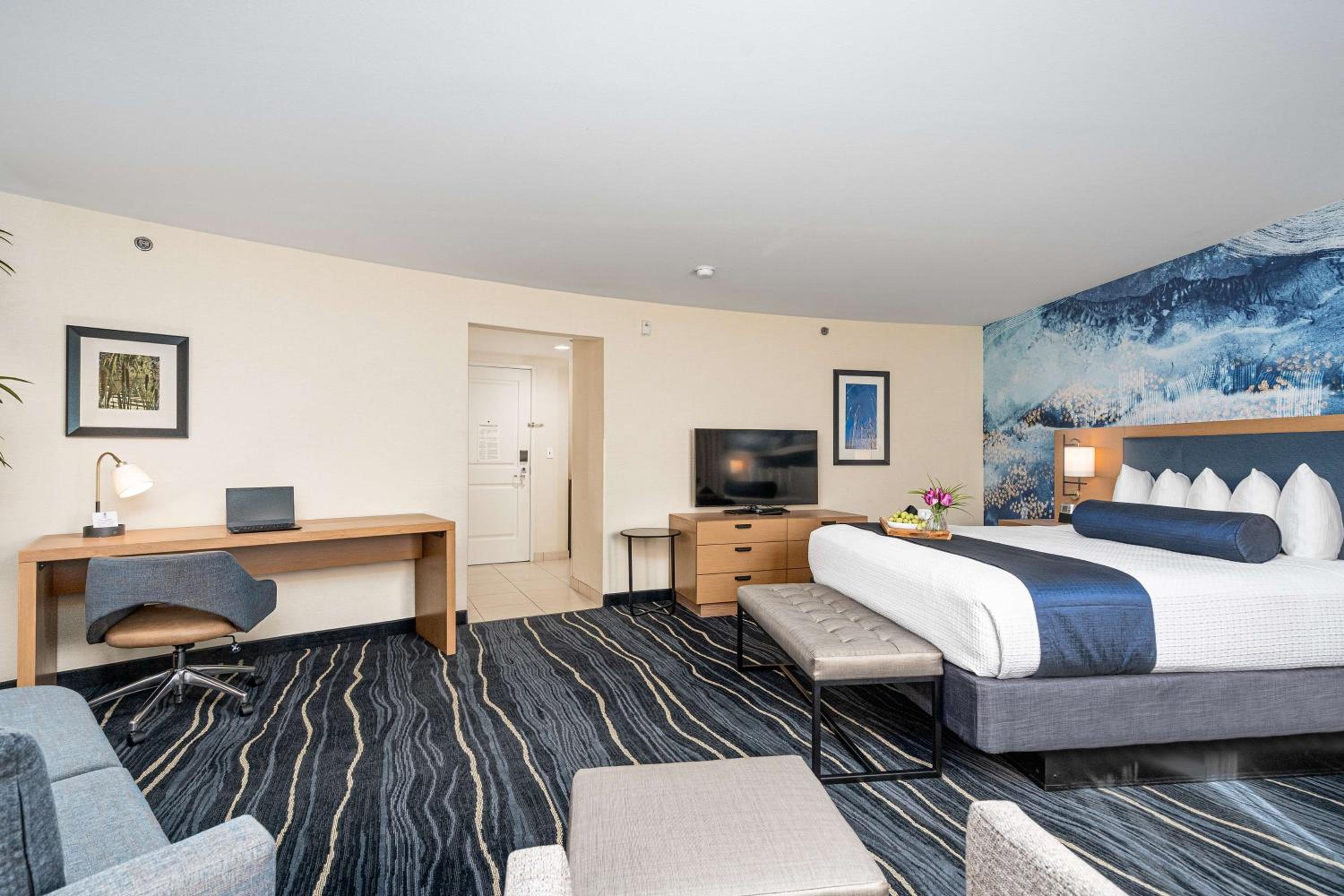 King Room with Sofa Bed - Non-Smoking - Photo 4