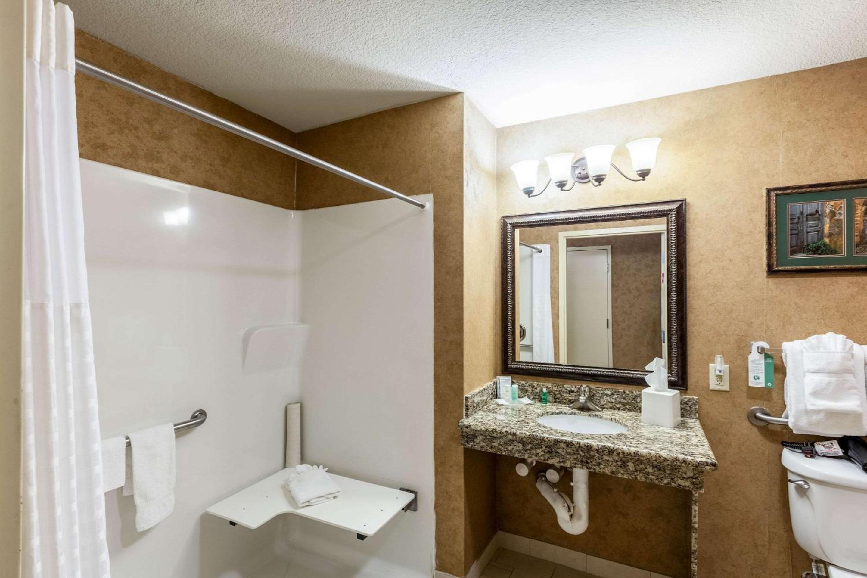 Queen Suite with Two Queen Beds and Sofa Bed - Accessible/Non-Smoking - Photo 7