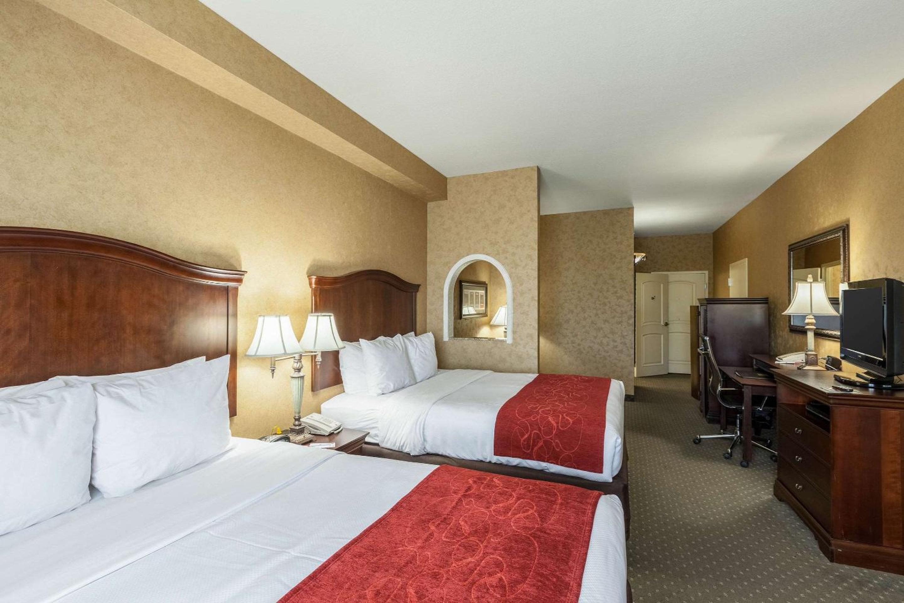 Queen Room with Two Queen Beds - Photo 6