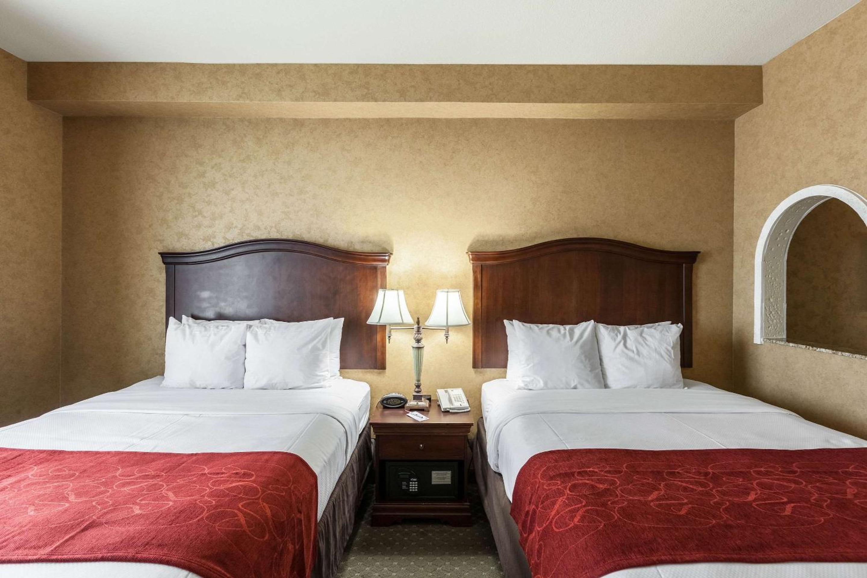 Queen Room with Two Queen Beds - Photo 2