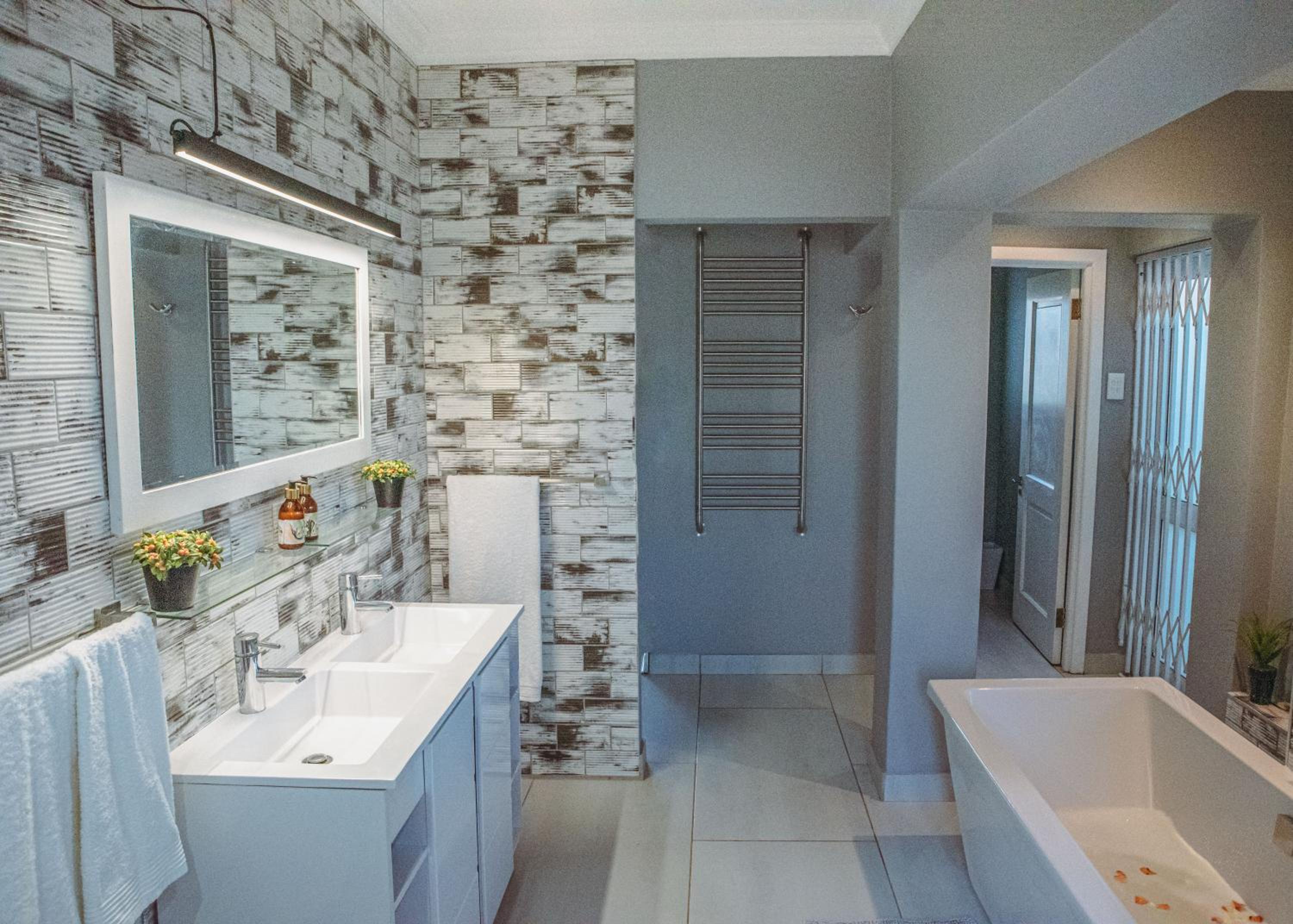 Superior King Suite - Photo 19