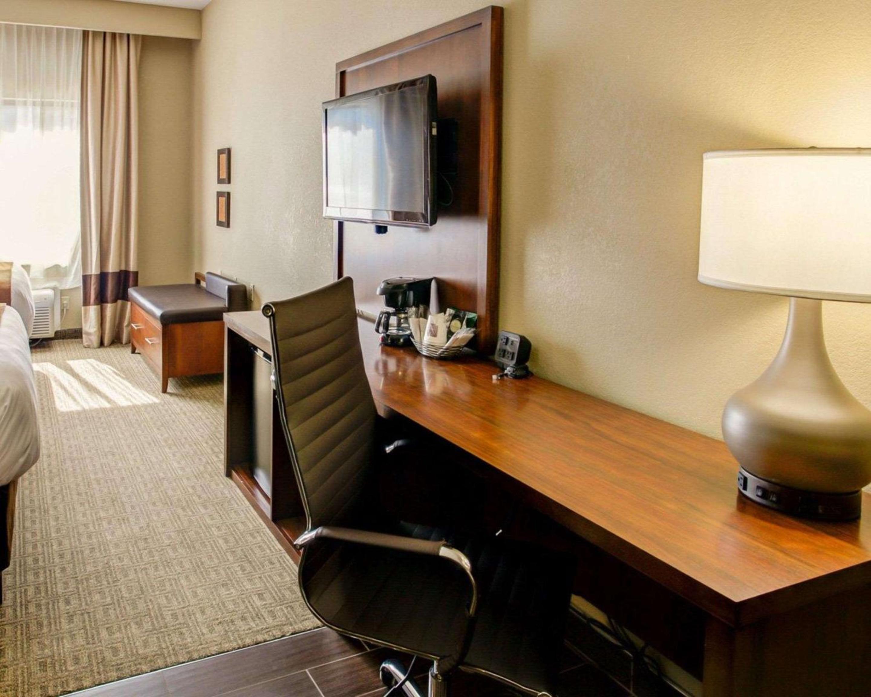 Queen Suite with Two Queen Beds - Non-Smoking photo 2