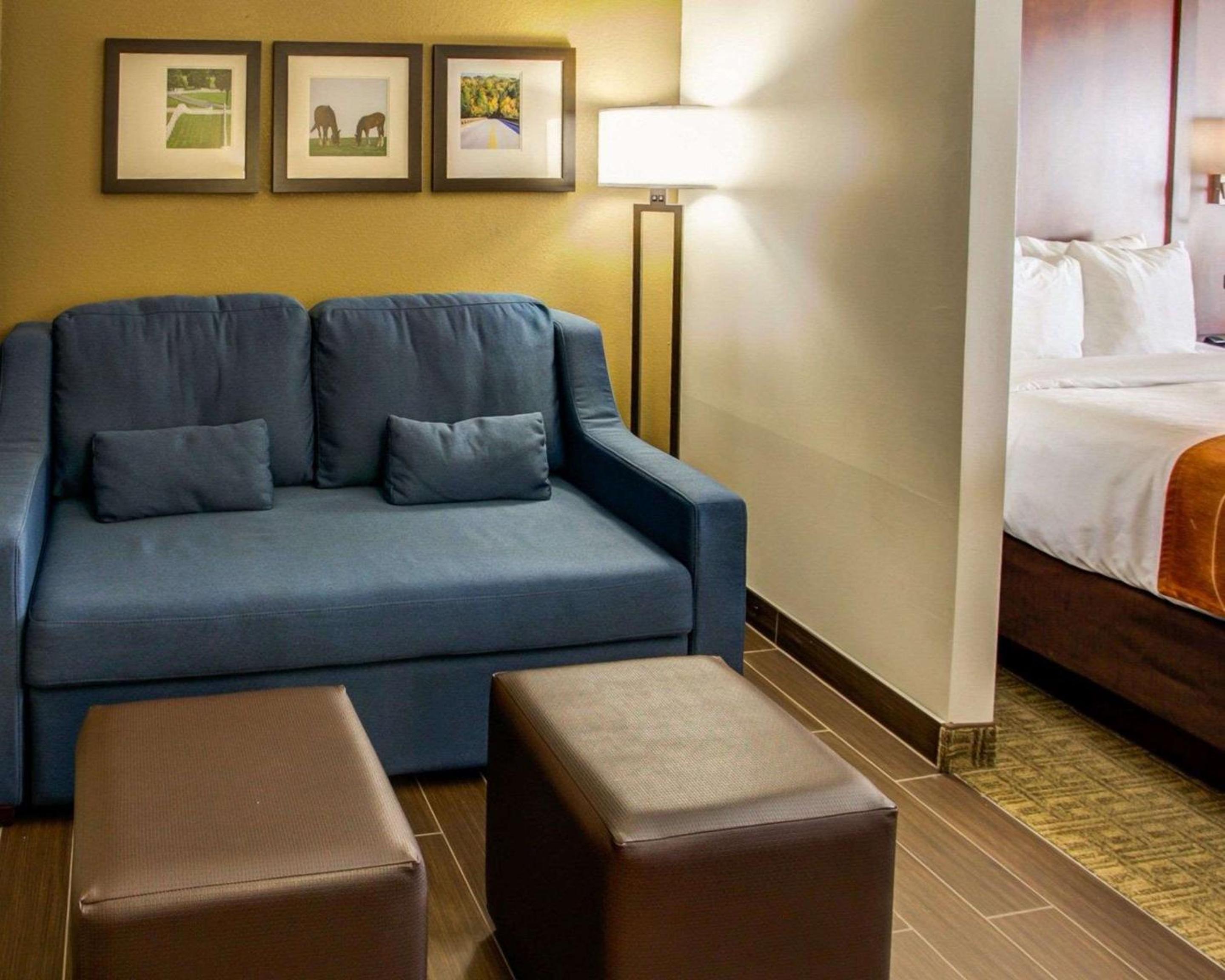 Queen Suite with Two Queen Beds - Non-Smoking photo 3