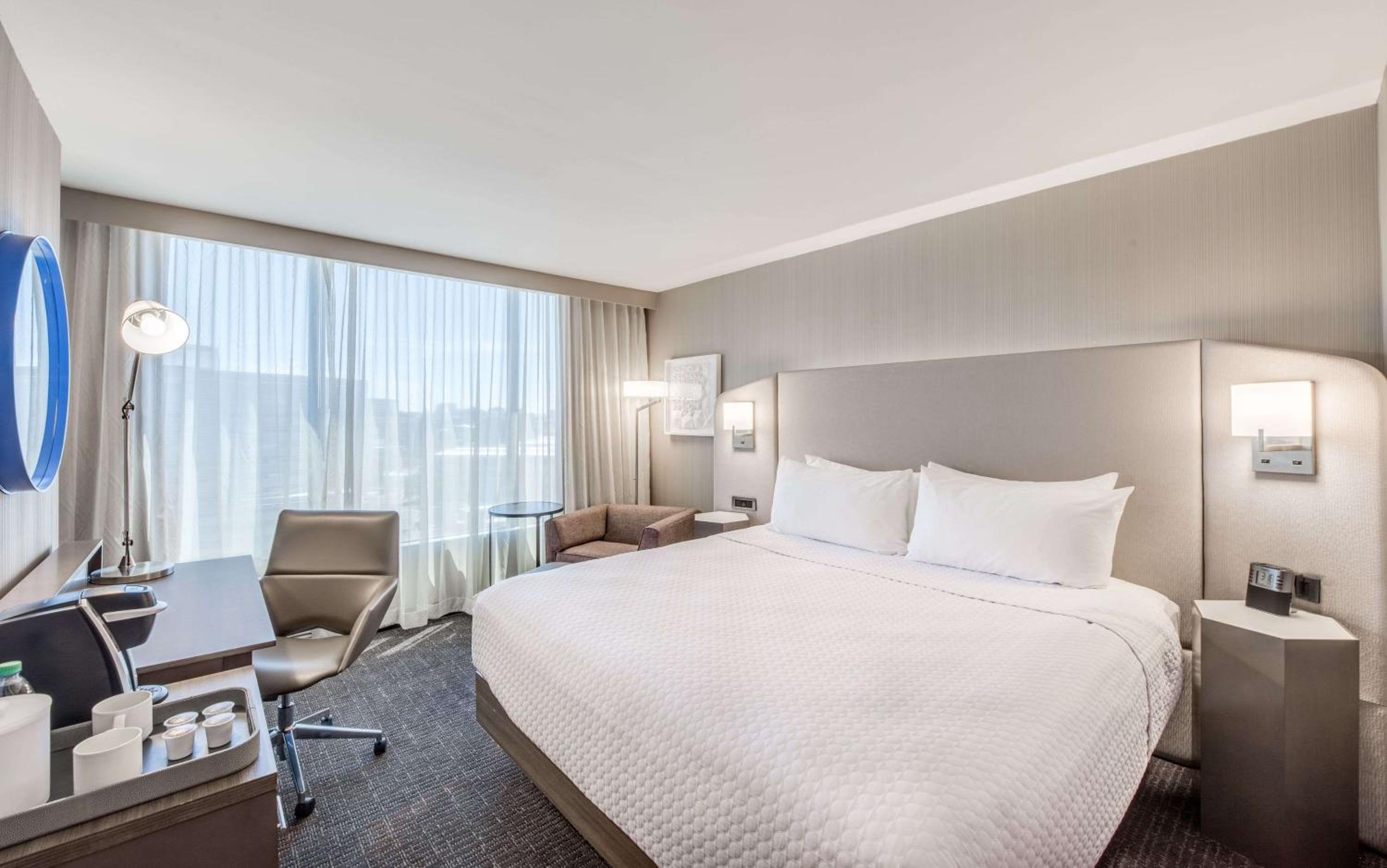 Deluxe King Room - Photo 7