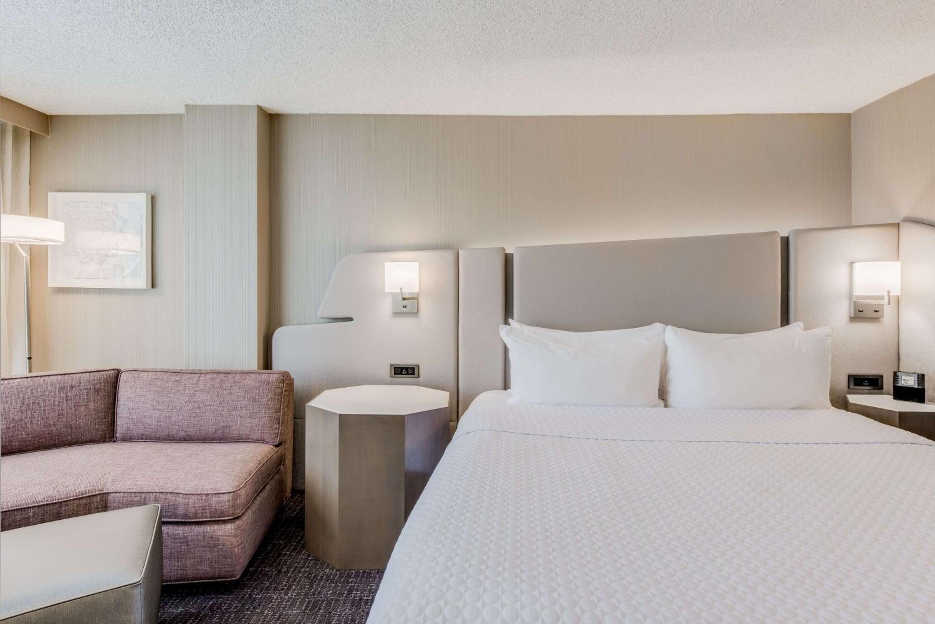 Deluxe King Room with Tub - Mobility Accessible - Photo 5