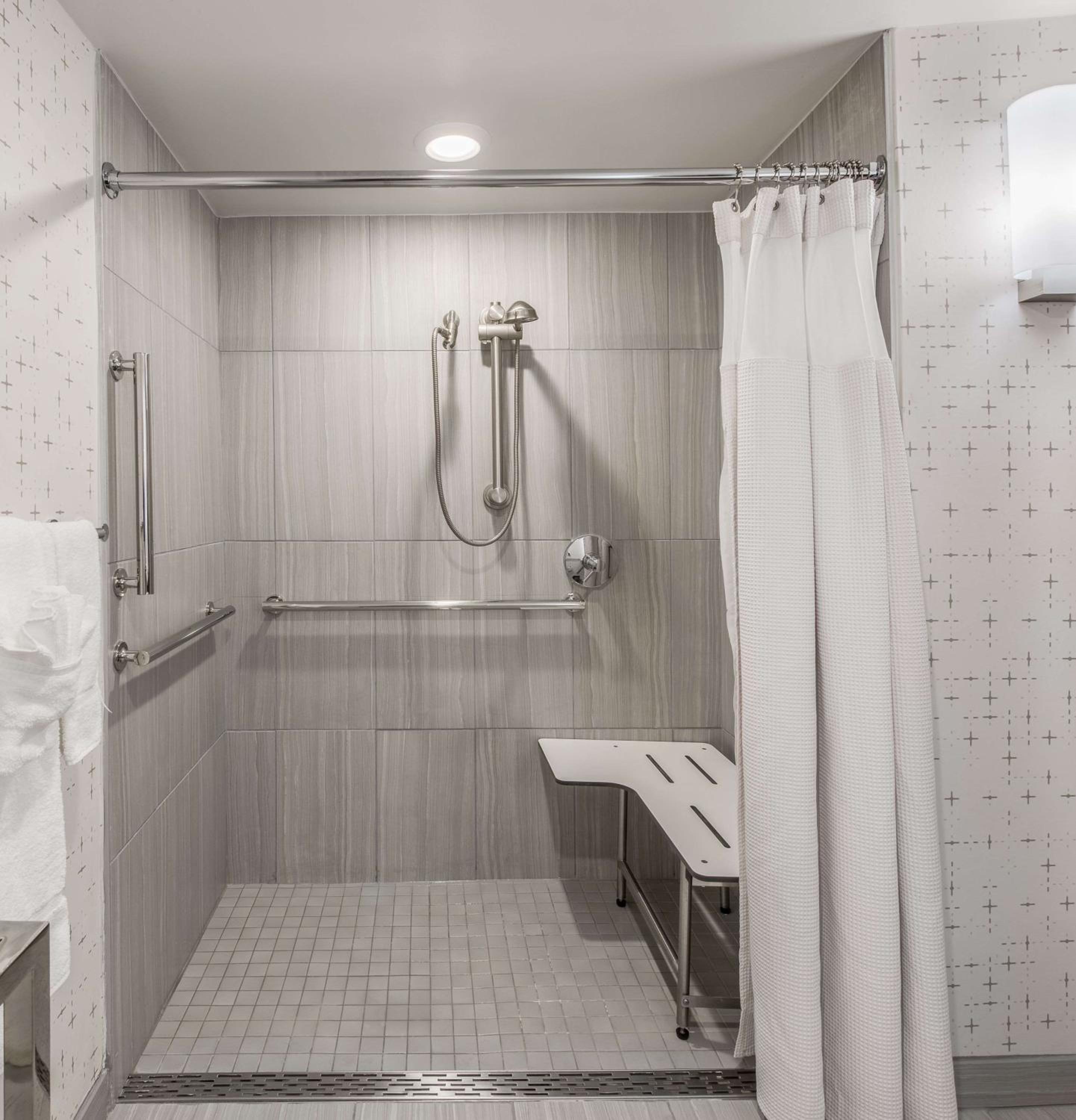 Deluxe Two Queen Beds w/ Roll-In Shower - Mobility Accessible  - Photo 3