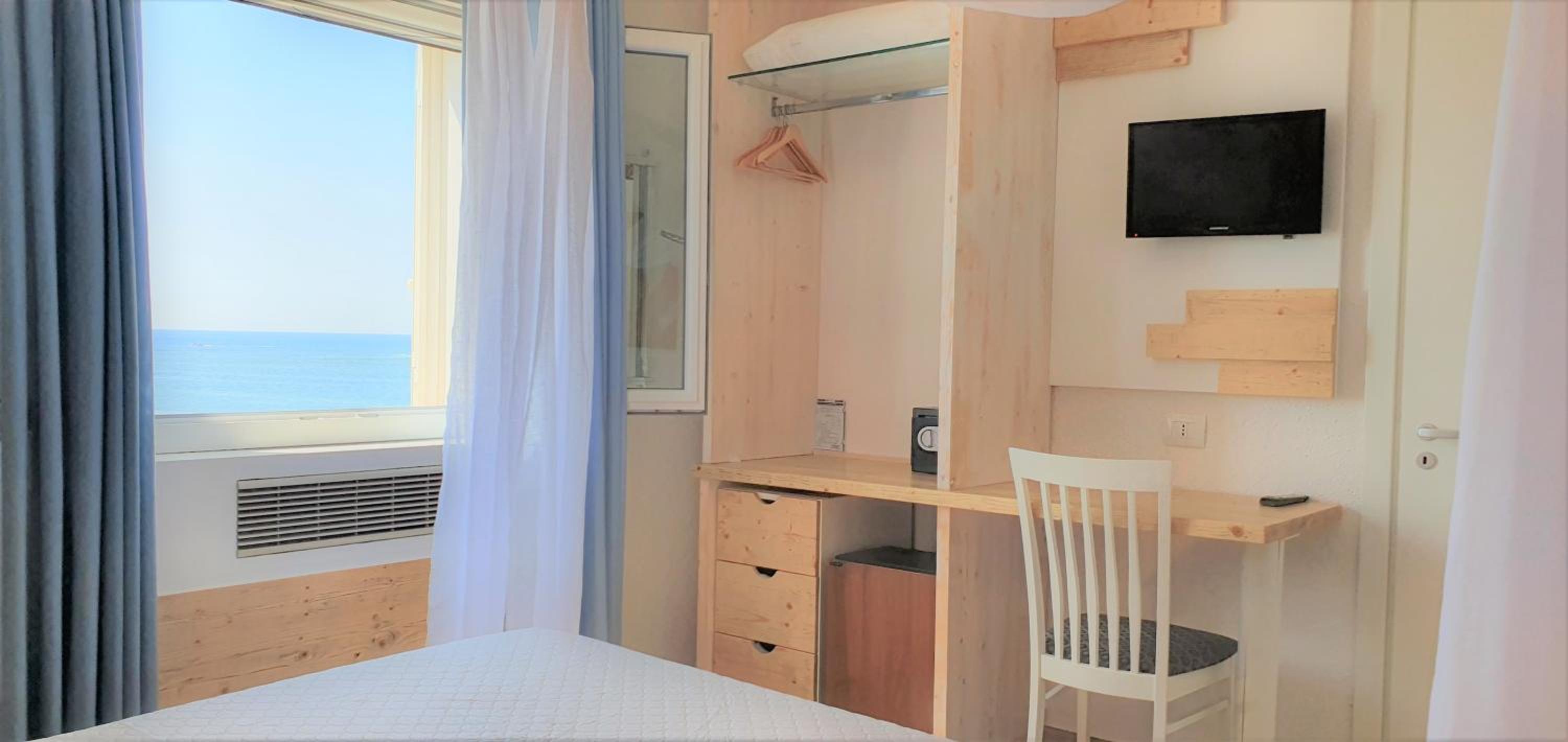 Double Room with Sea View - Photo 5