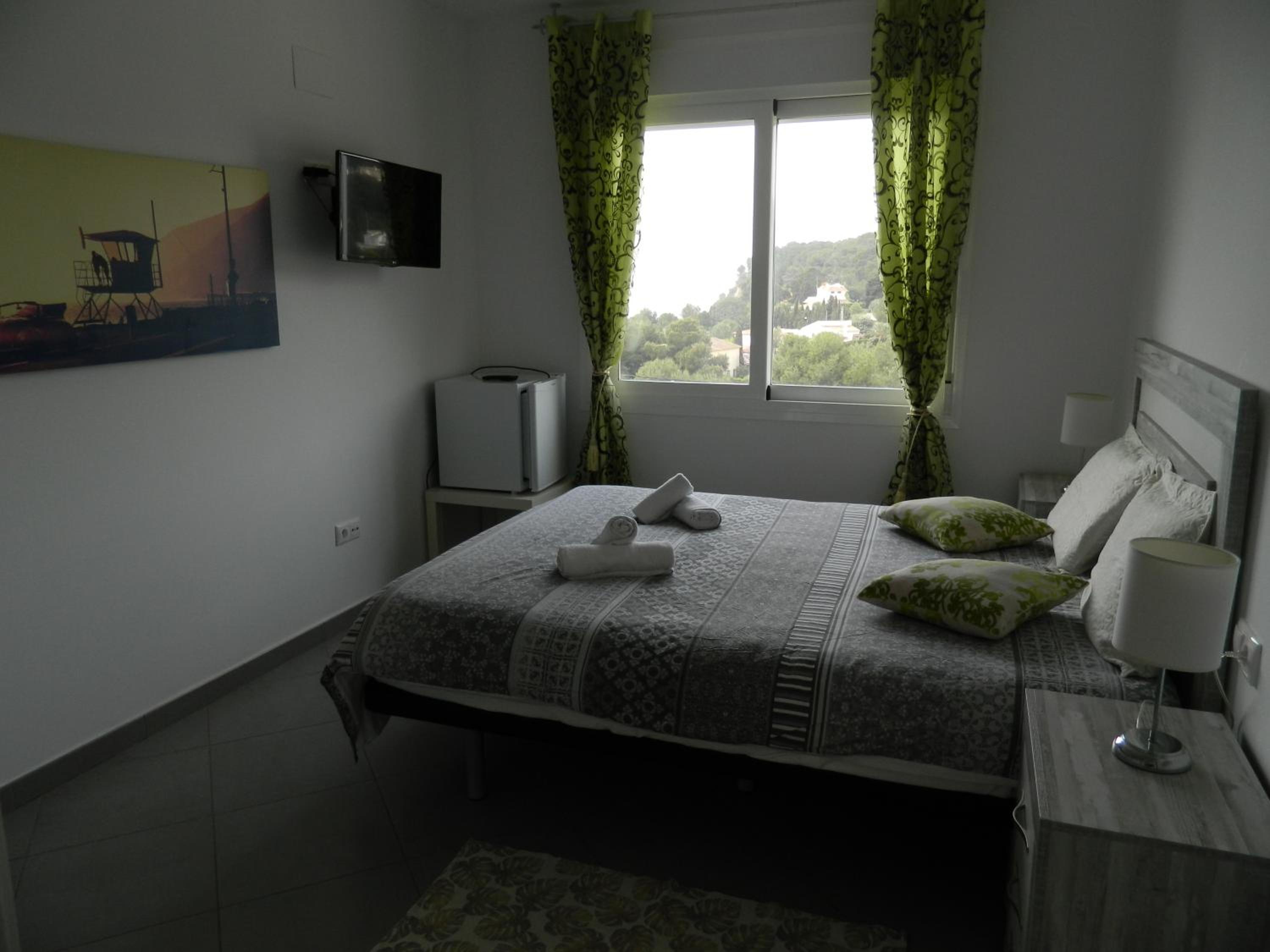 Habitación familiar con vista lateral al mar.