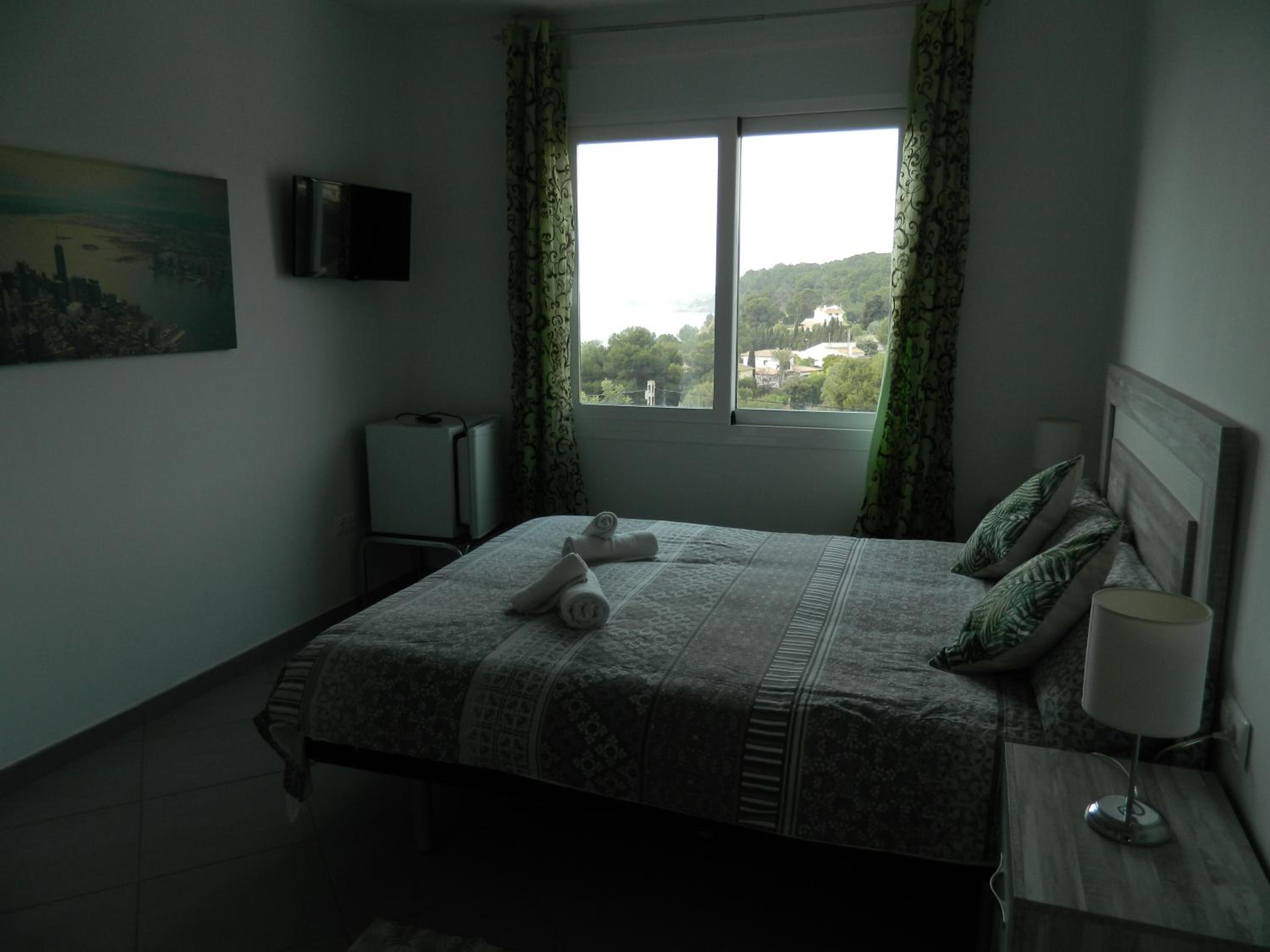 Habitación familiar con vista lateral al mar.