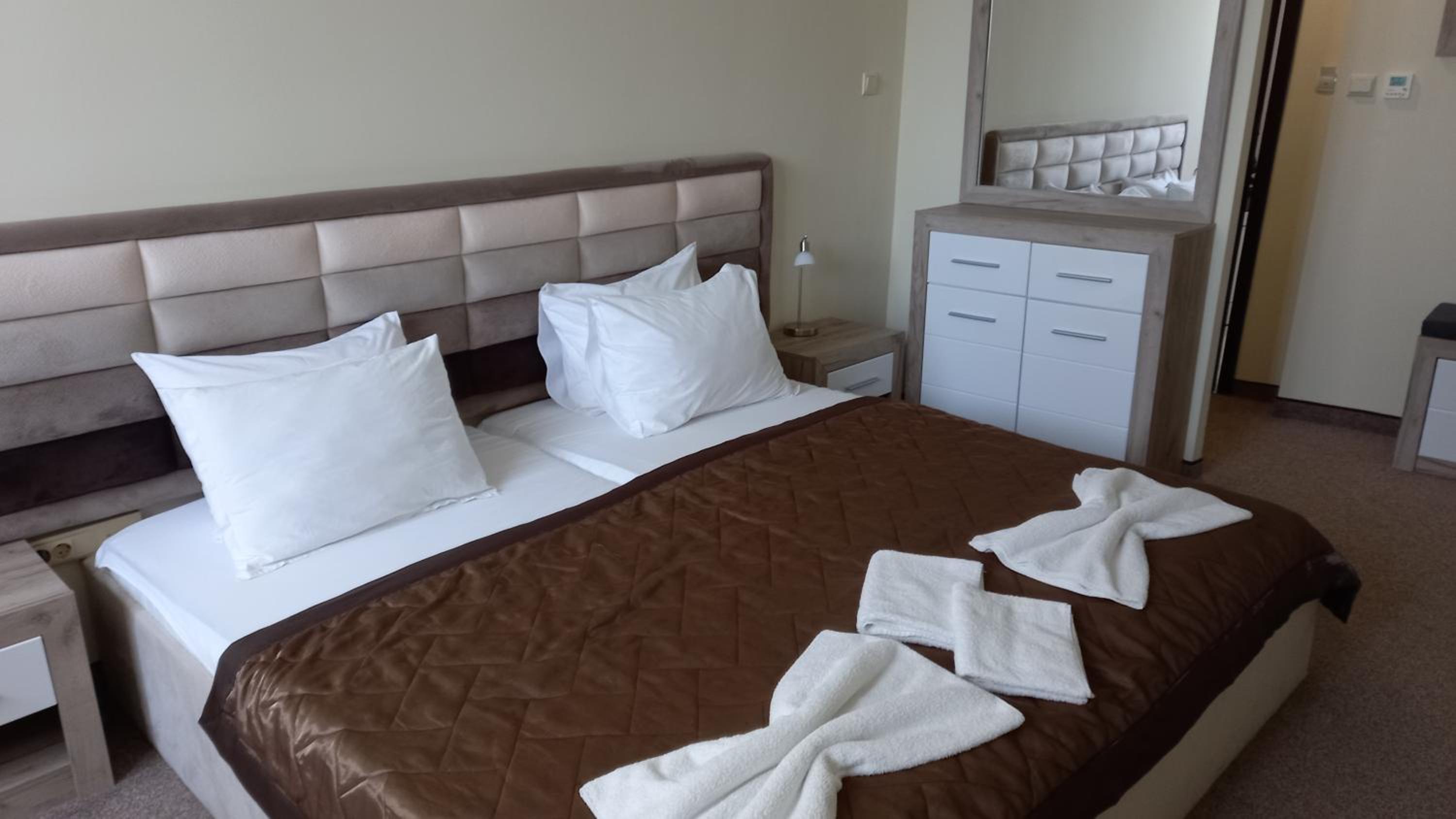 Deluxe Double Room with Bath - Photo 3