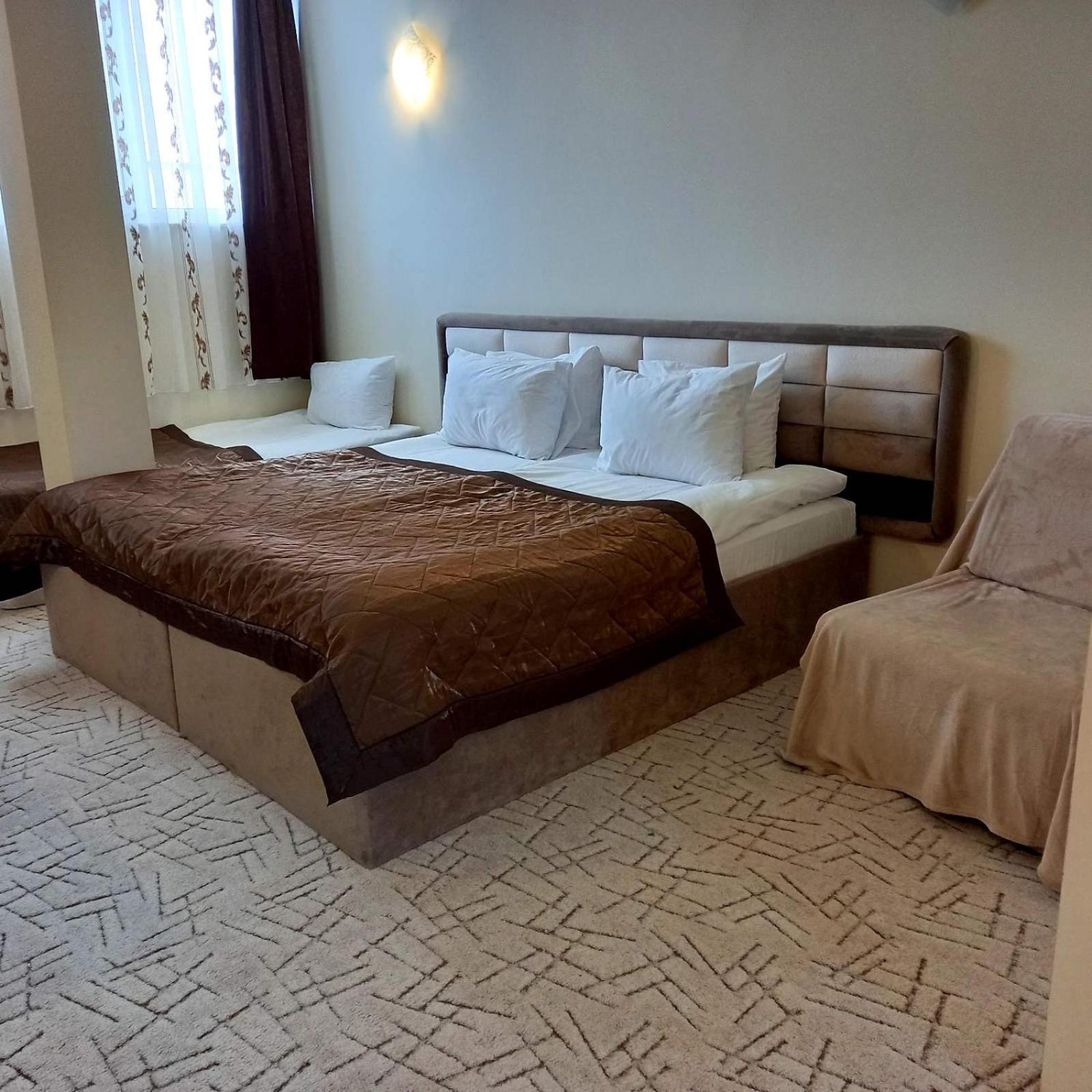 Deluxe Double Room with Extra Bed - Photo 4