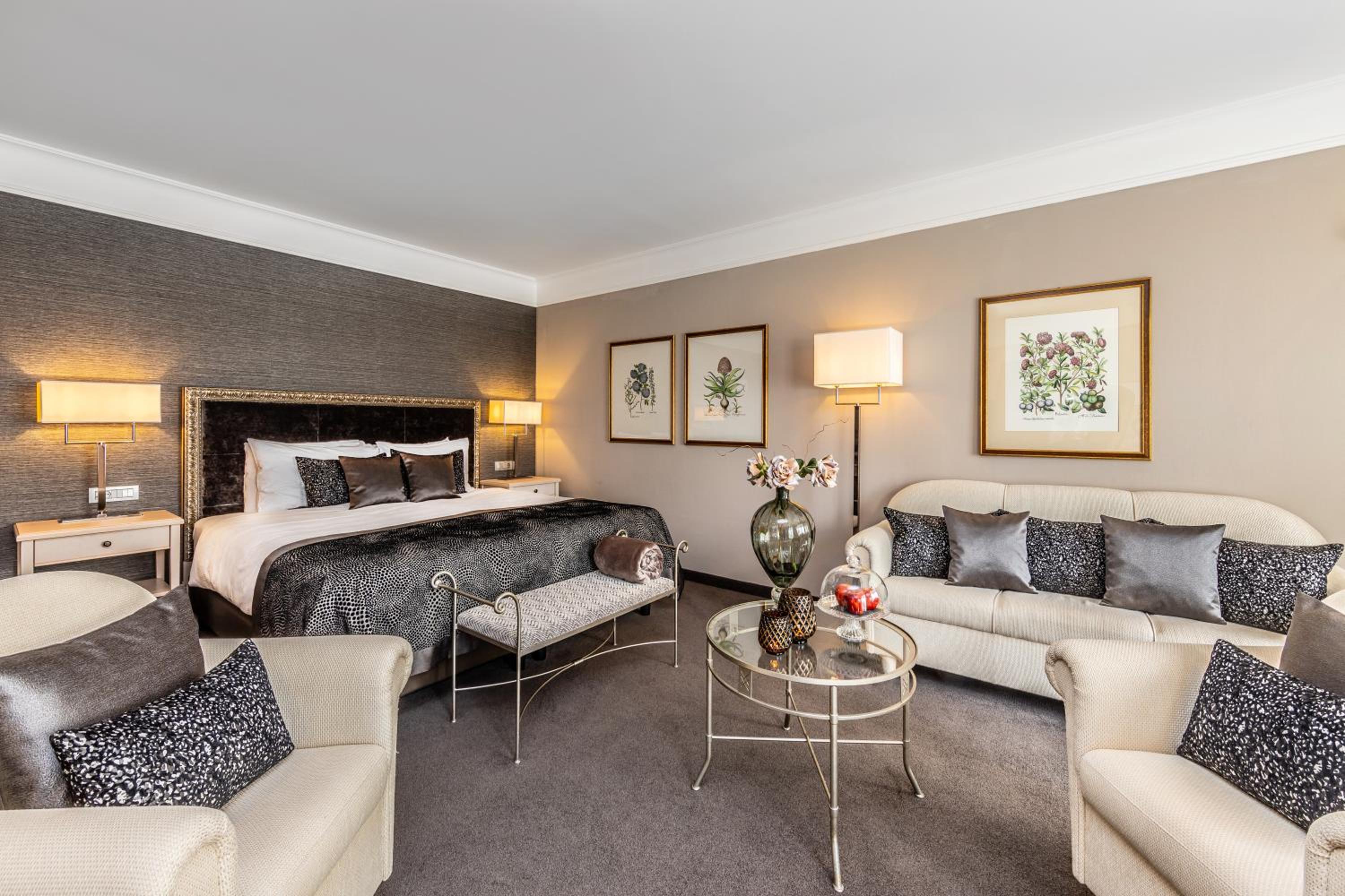 Deluxe Double Room with Balcony and Mountain View