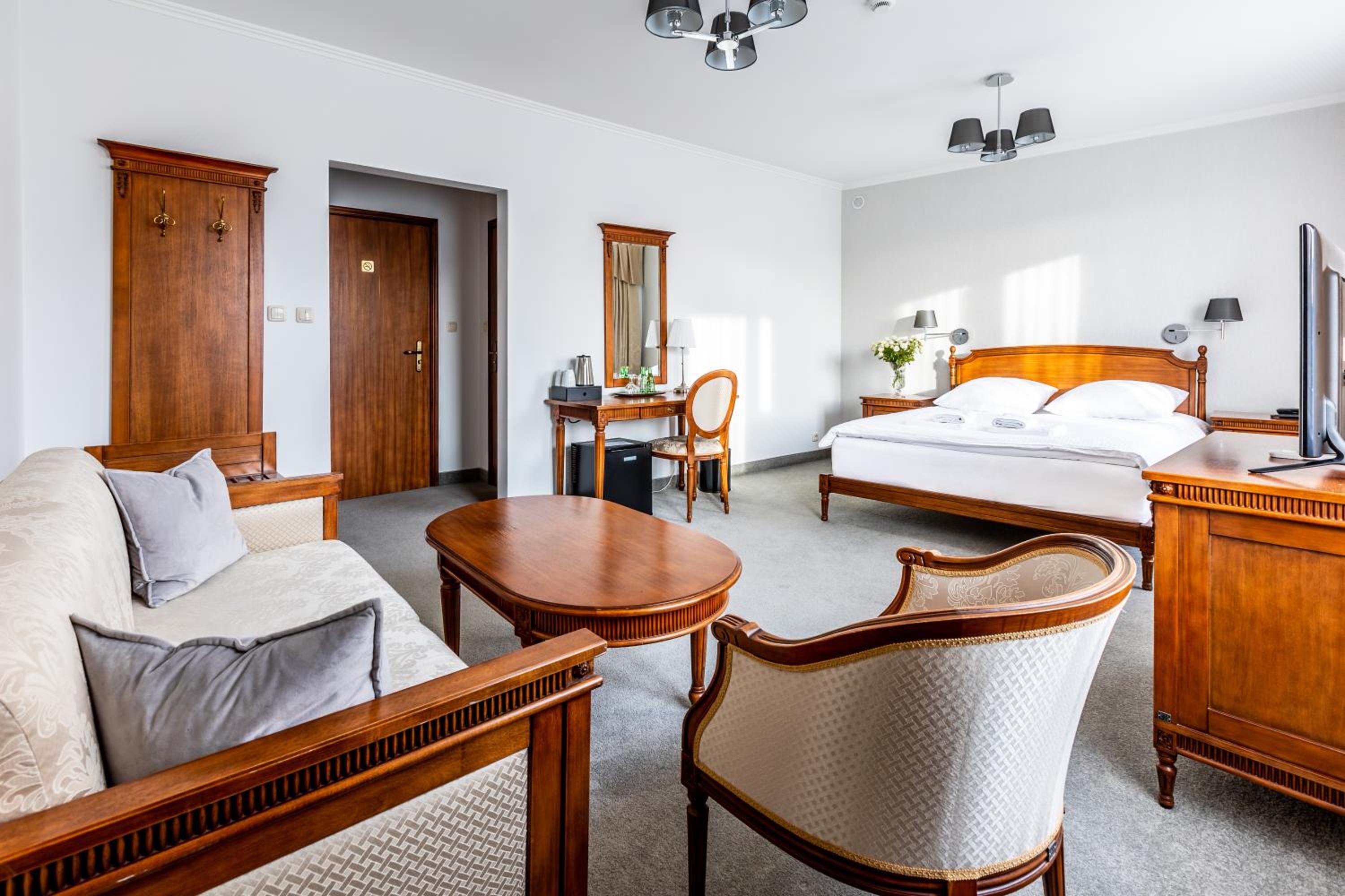 Deluxe Double Room - Photo 8