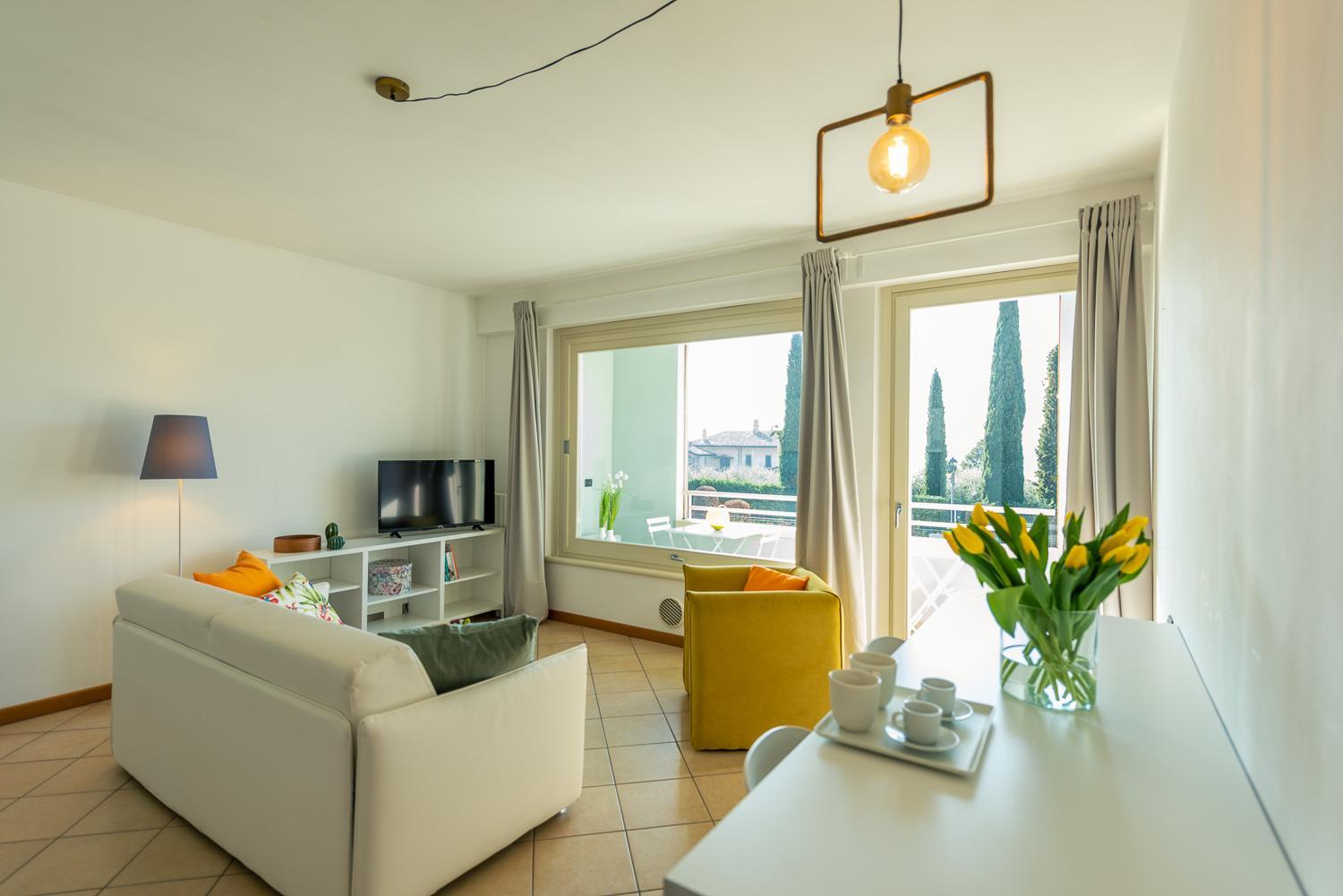 One-Bedroom Apartment with Lake View photo 1