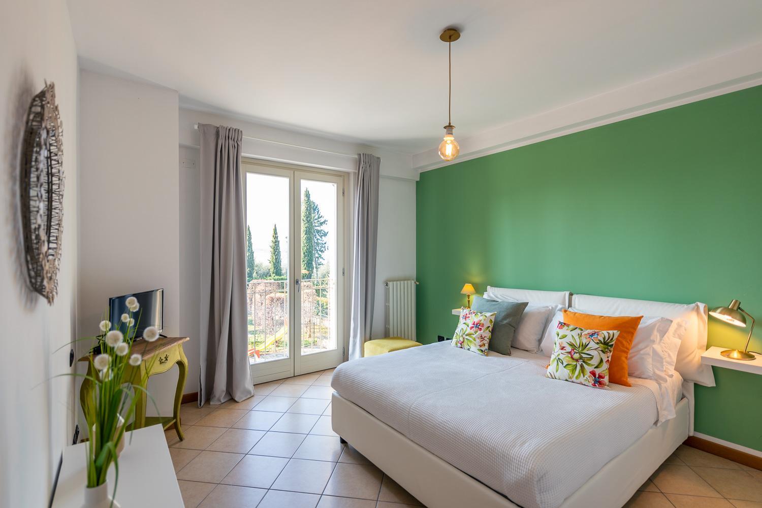 One-Bedroom Apartment with Lake View photo 3