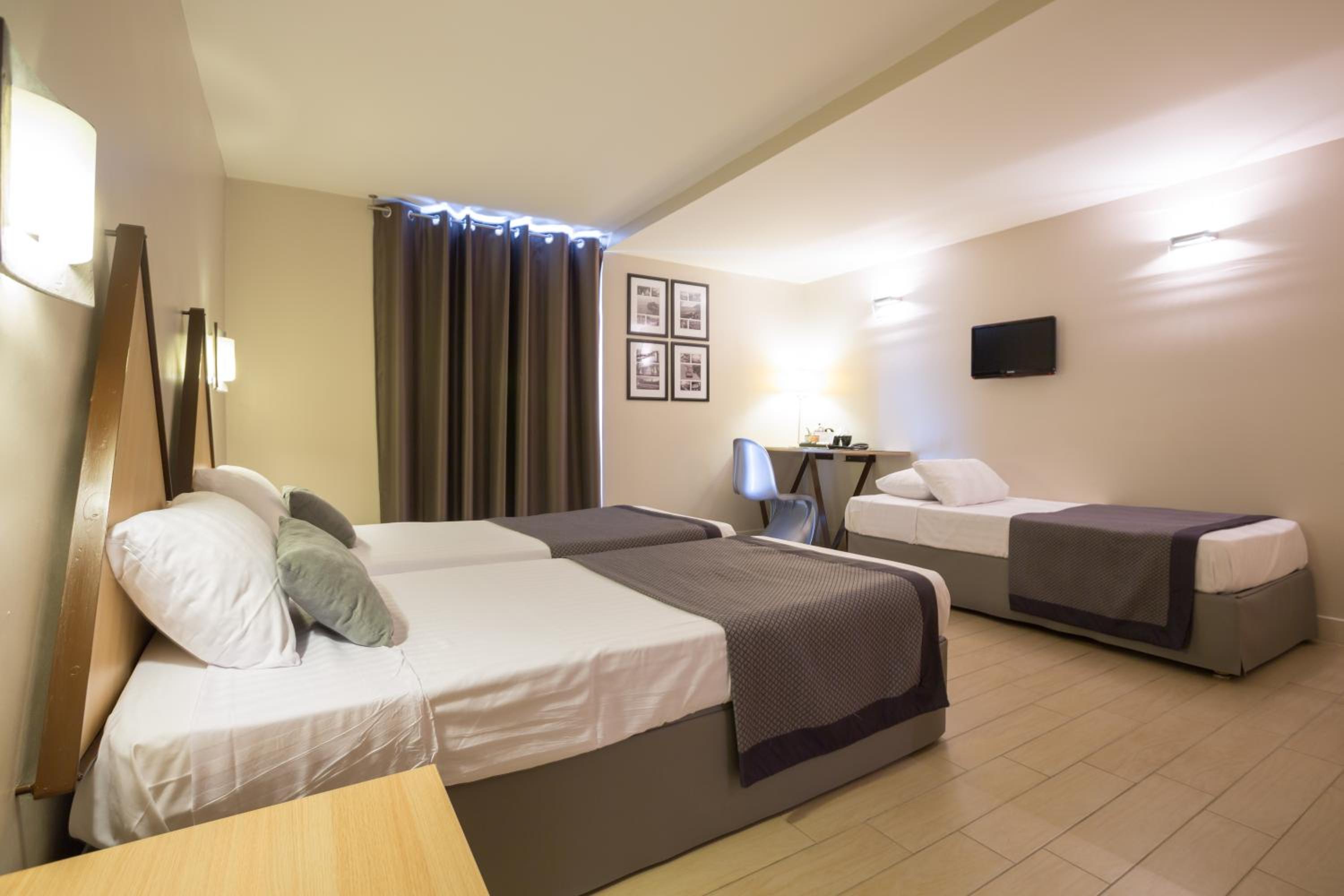 Twin Room with Street View - Photo 8