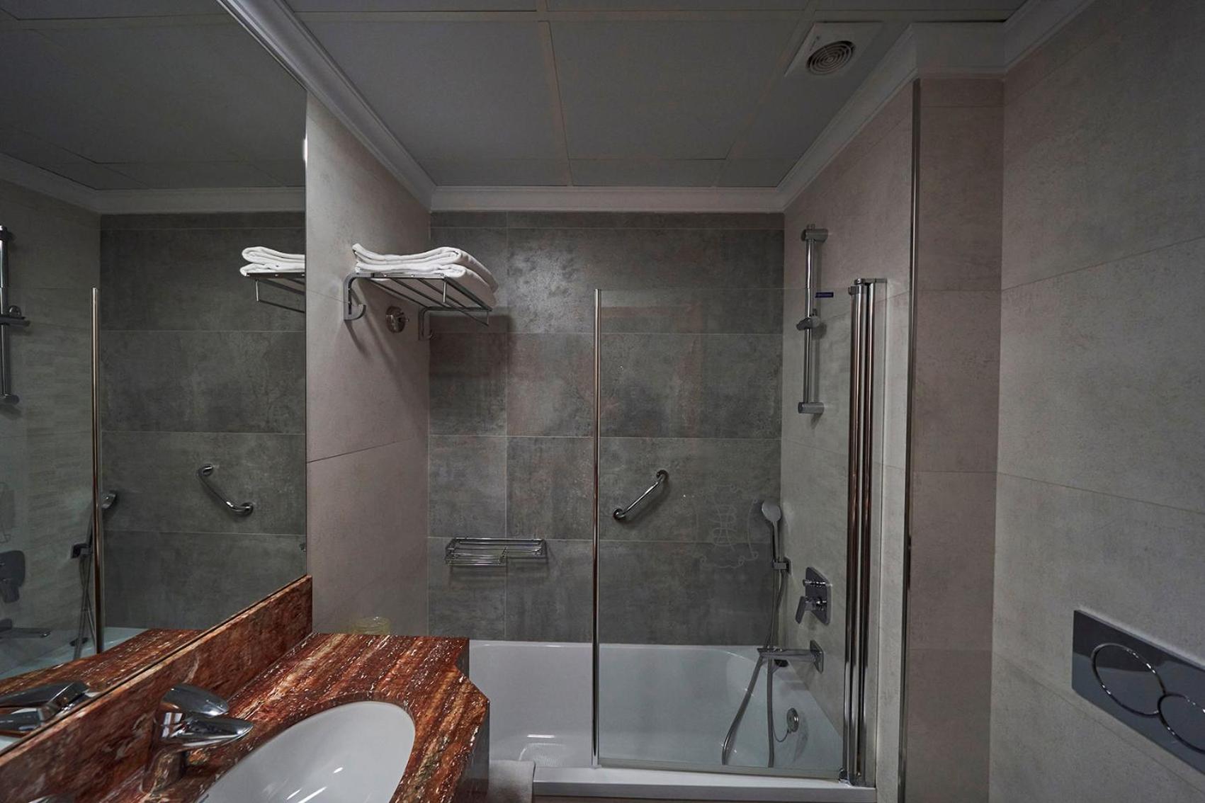 Standard Double or Twin Room - Photo 6