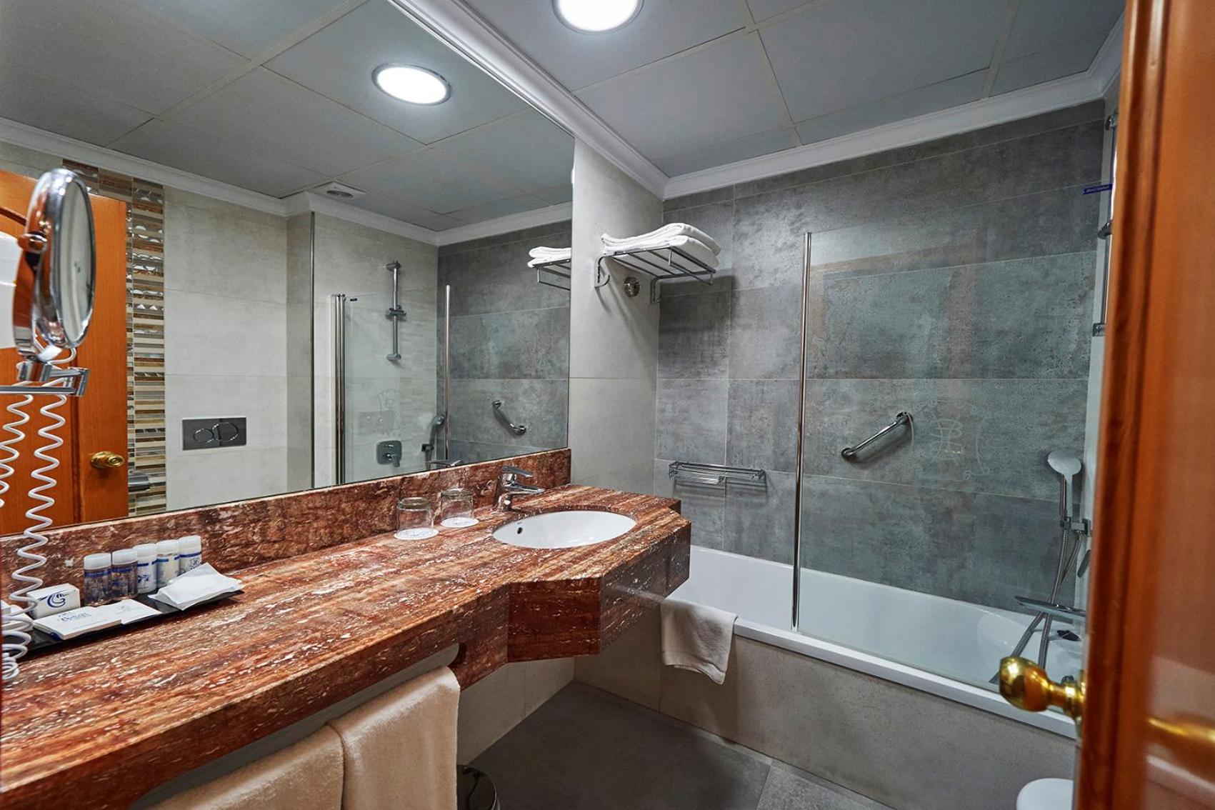 Standard Double or Twin Room - Photo 7
