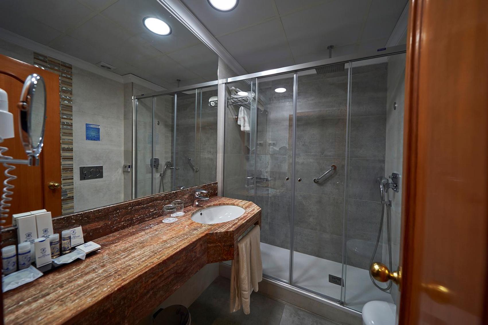 Standard Double or Twin Room - Photo 8