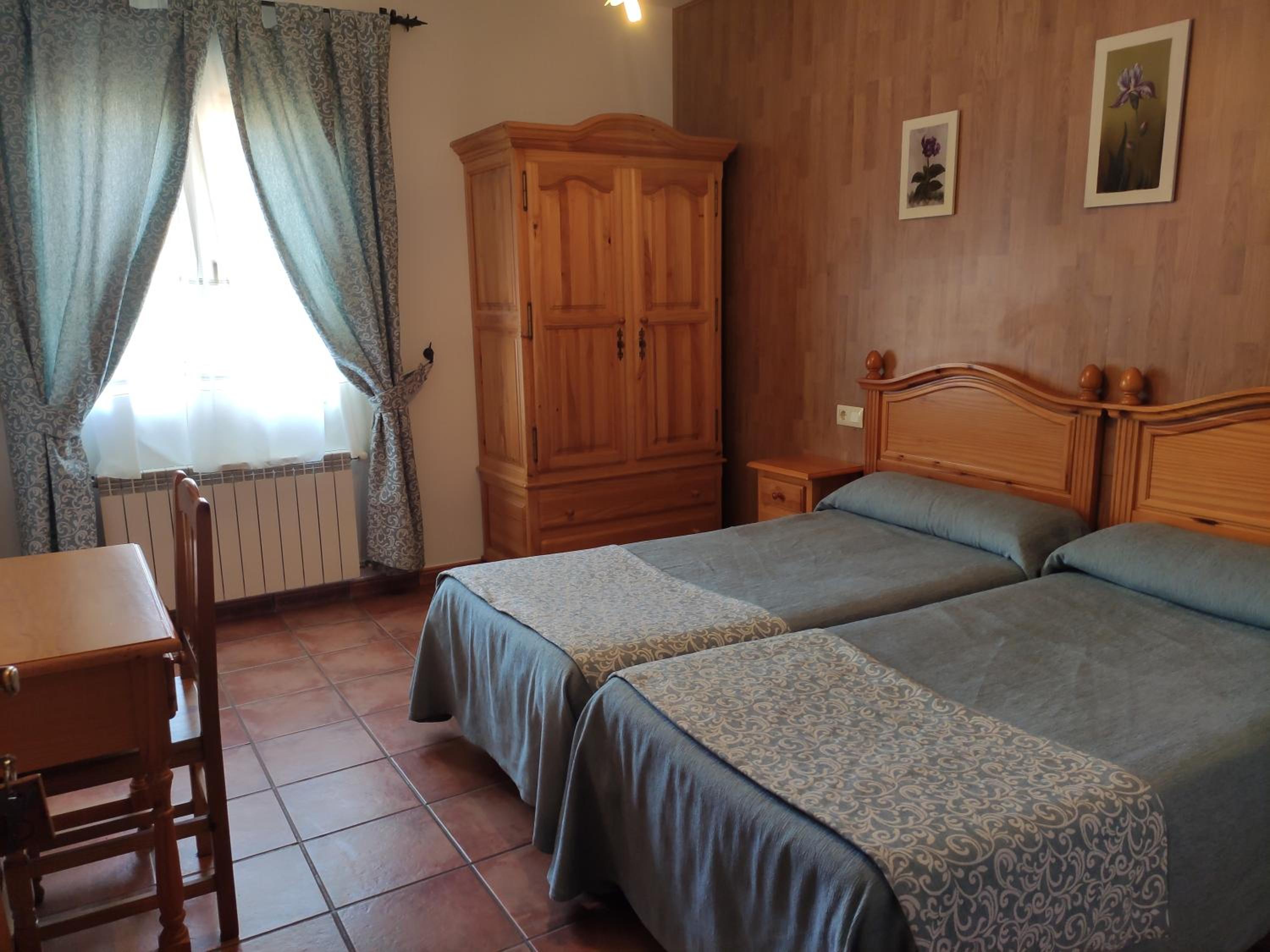 Double or Twin Room with Private Bathroom - Photo 4