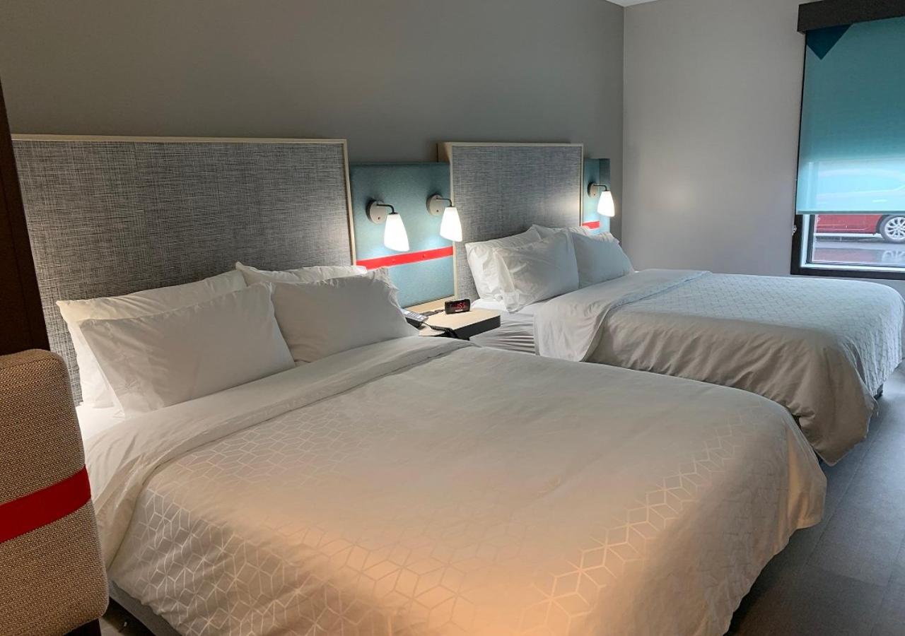 Standard Queen Room with Two Queen Beds - Photo 2