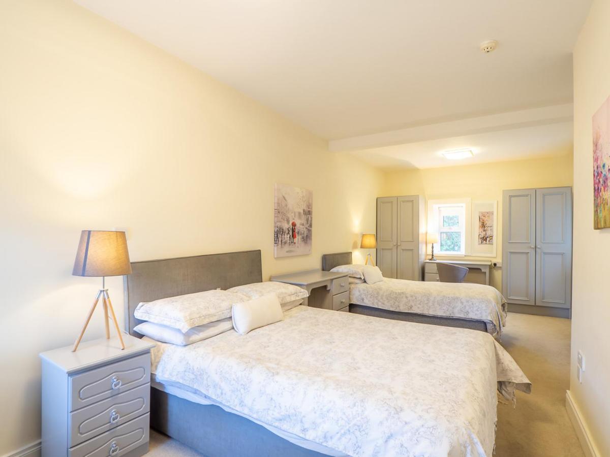 Five-Bedroom House photo 1