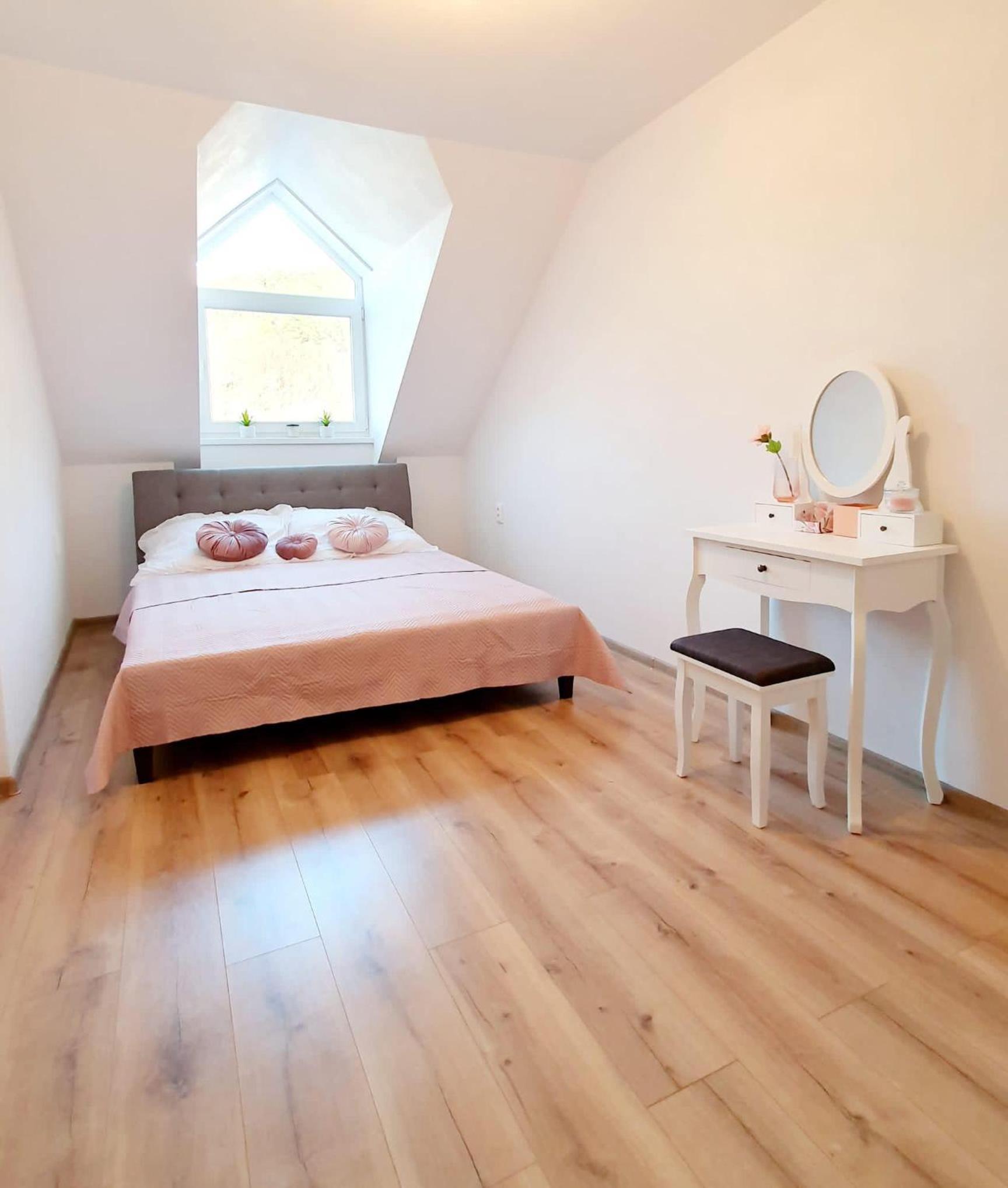 One-Bedroom Apartment - Photo 3