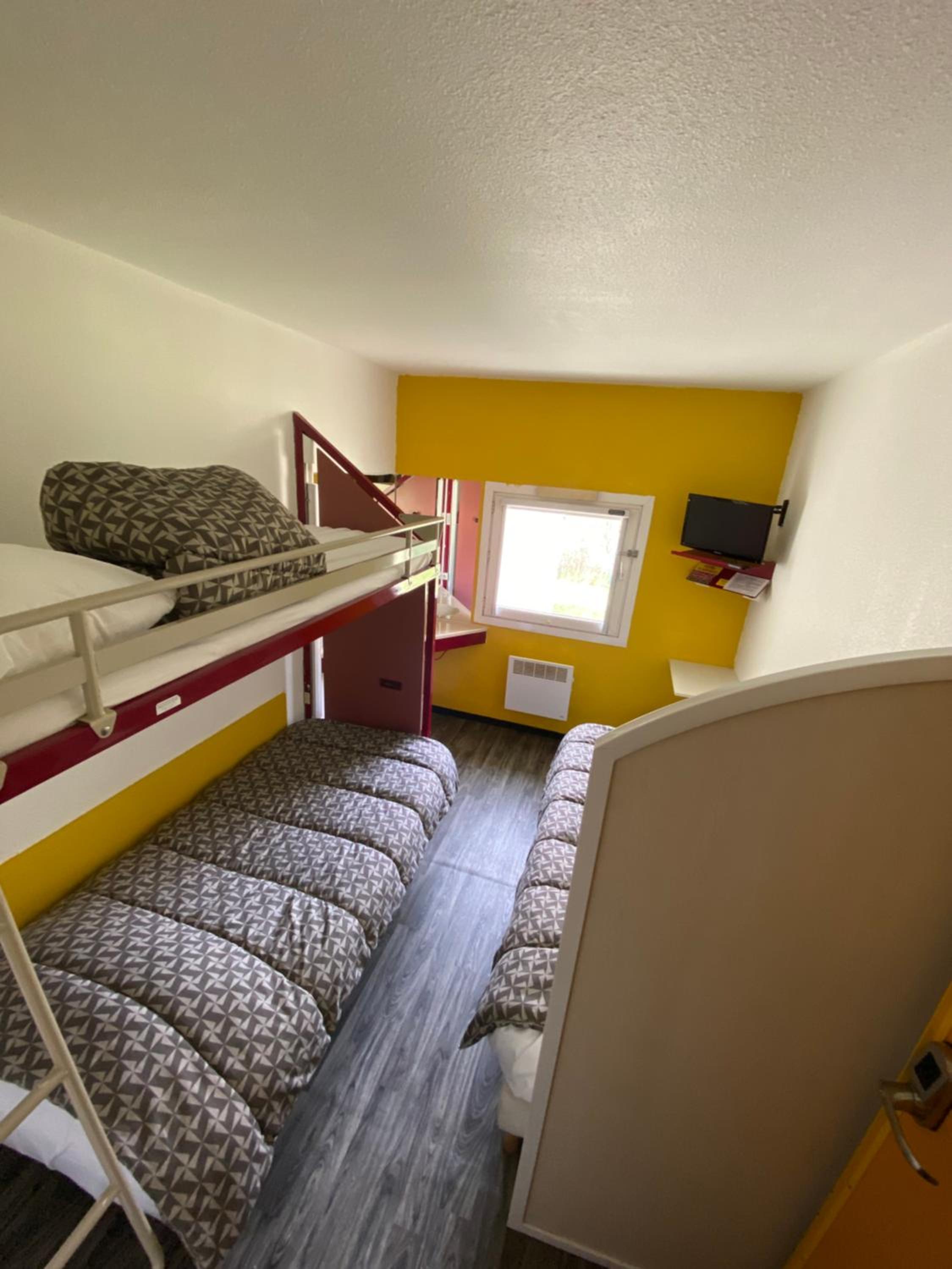 Basic Triple Room with Shared Bathroom photo 3