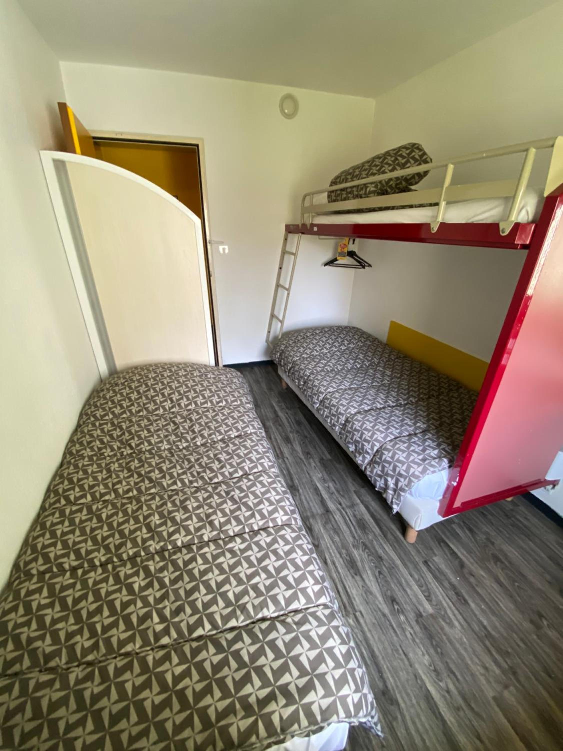 Basic Triple Room with Shared Bathroom photo 1