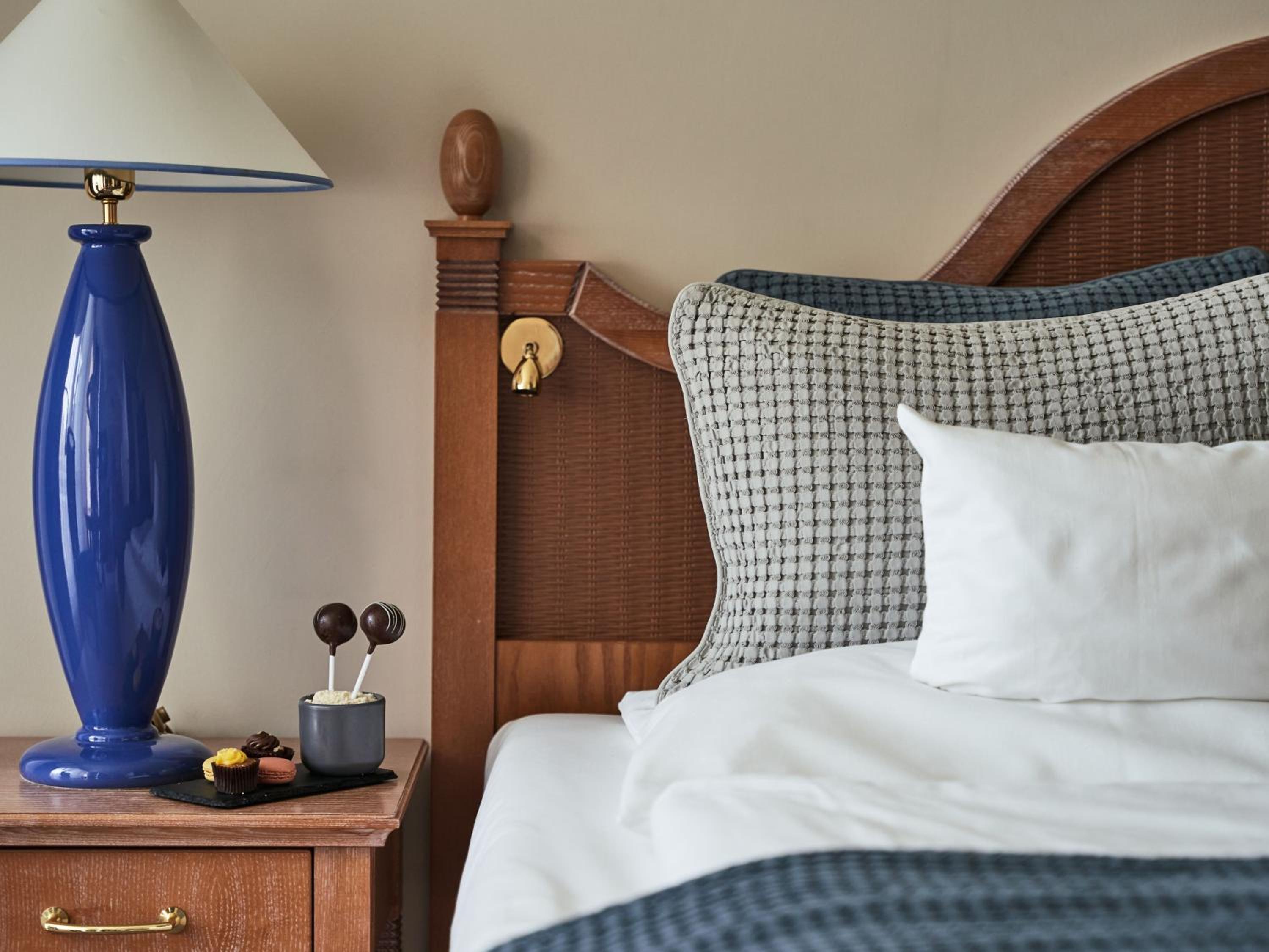 Deluxe Double Room with Side Sea View thumbnail 6