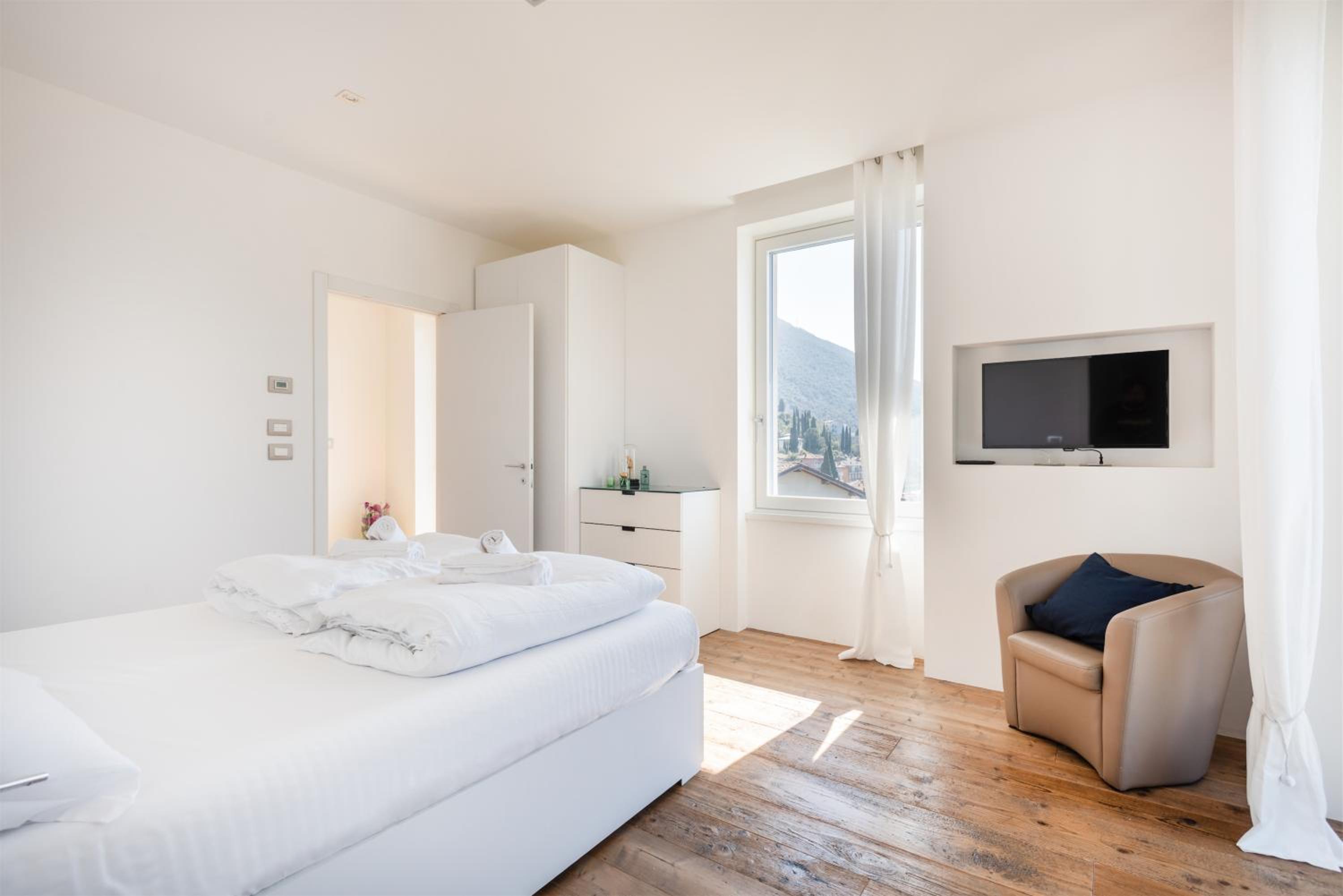 Apartment with Lake View