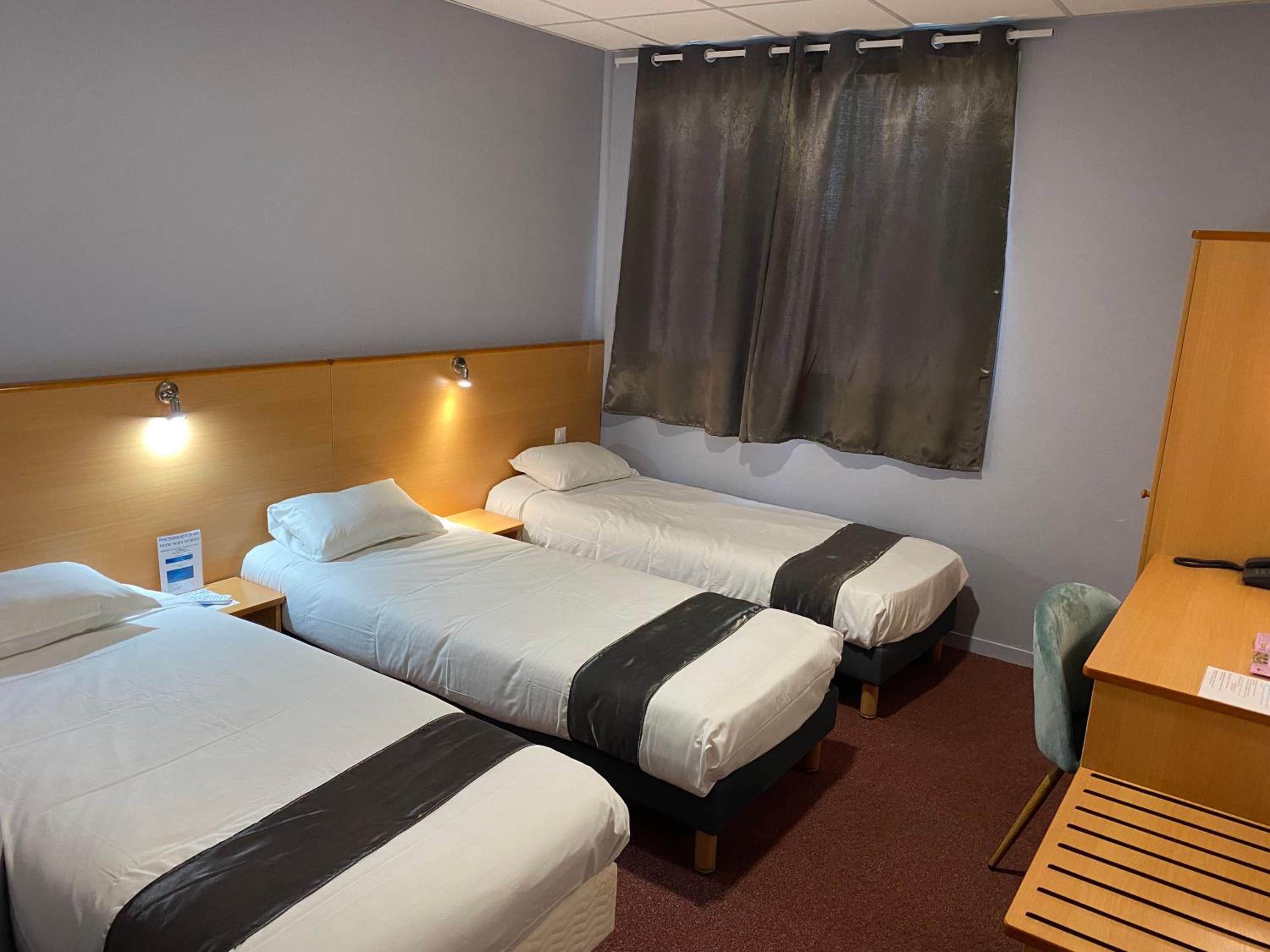 Triple Room with 3 Single Beds photo 3