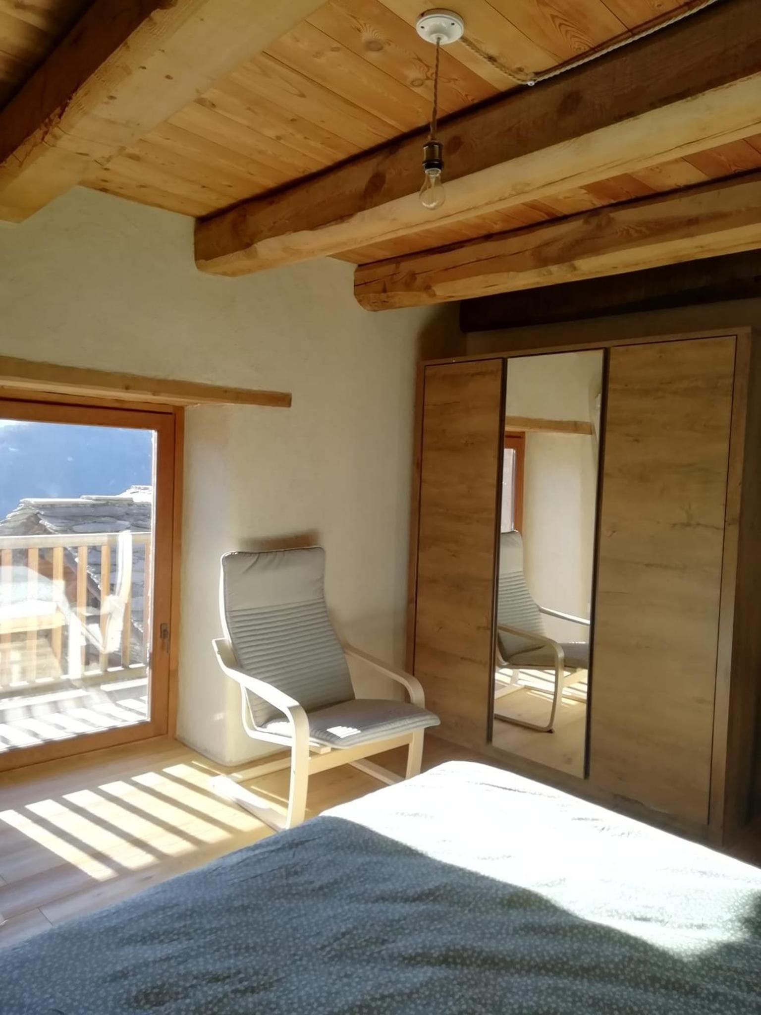 One-Bedroom Apartment with Balcony and Mountain View   photo 3