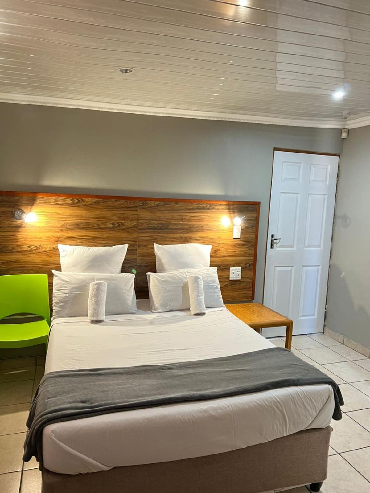 Double Room with Private Bathroom - Photo 2